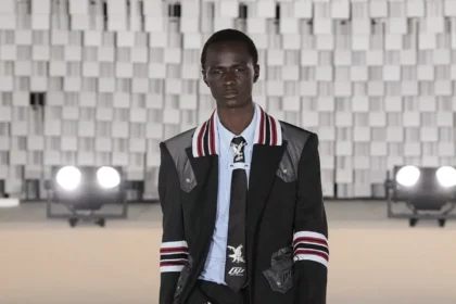 Off-White Automne 2025 transforme les uniformes masculins avec une vision révolutionnaire