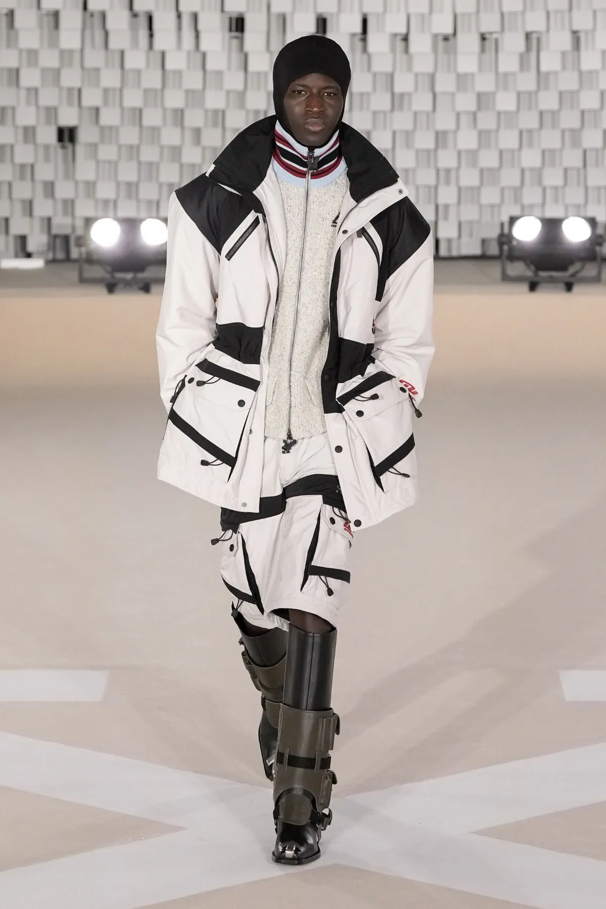 Off-White Automne 2025 transforme les uniformes masculins avec une vision révolutionnaire
