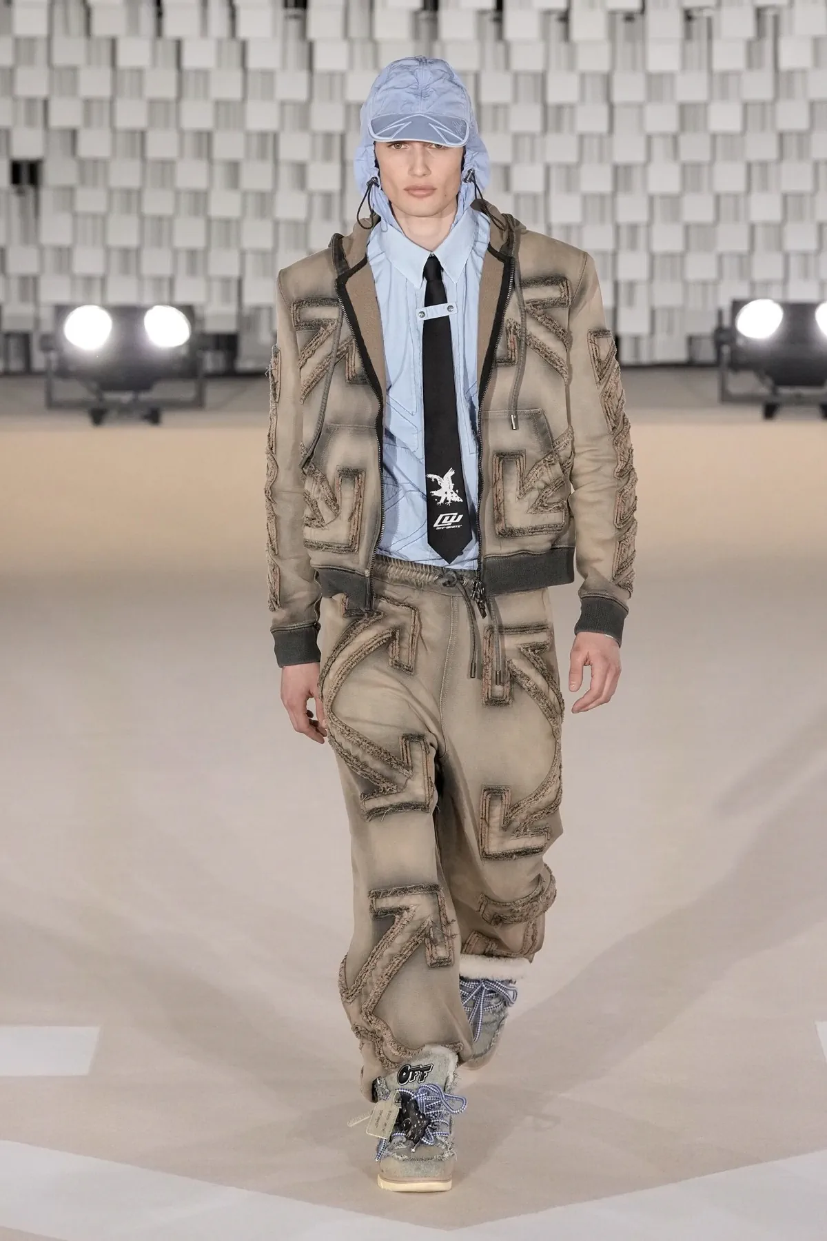 Off-White Automne 2025 transforme les uniformes masculins avec une vision révolutionnaire