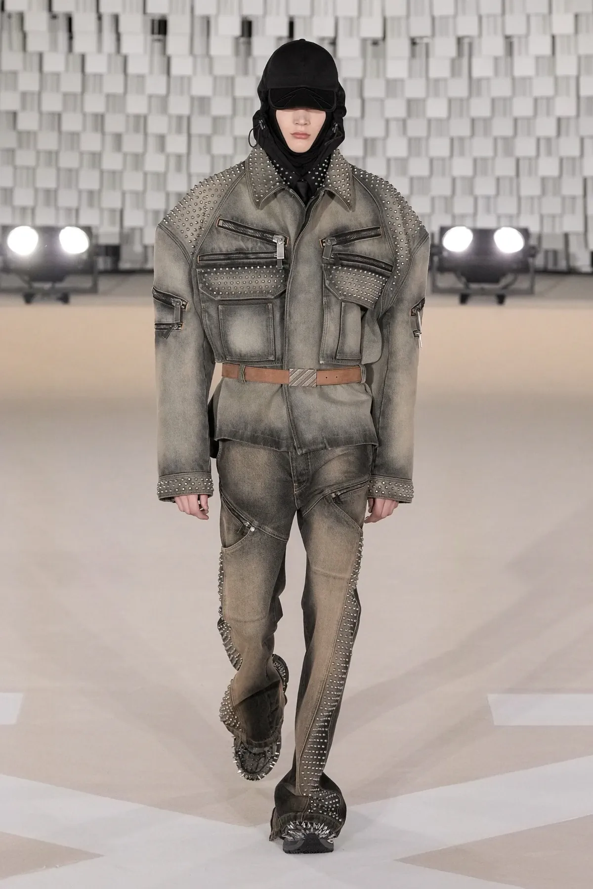 Off-White Automne 2025 transforme les uniformes masculins avec une vision révolutionnaire