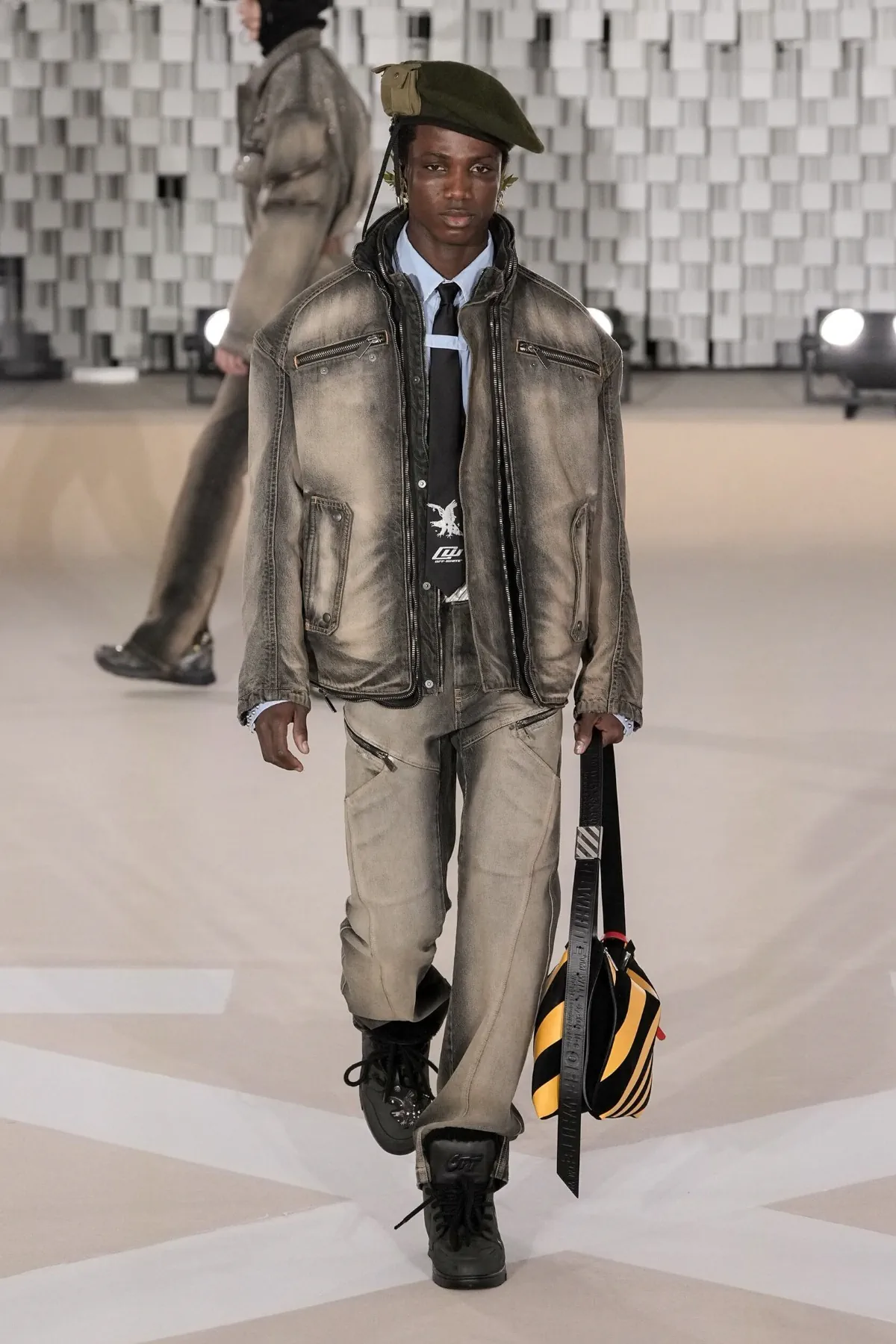 Off-White Automne 2025 transforme les uniformes masculins avec une vision révolutionnaire