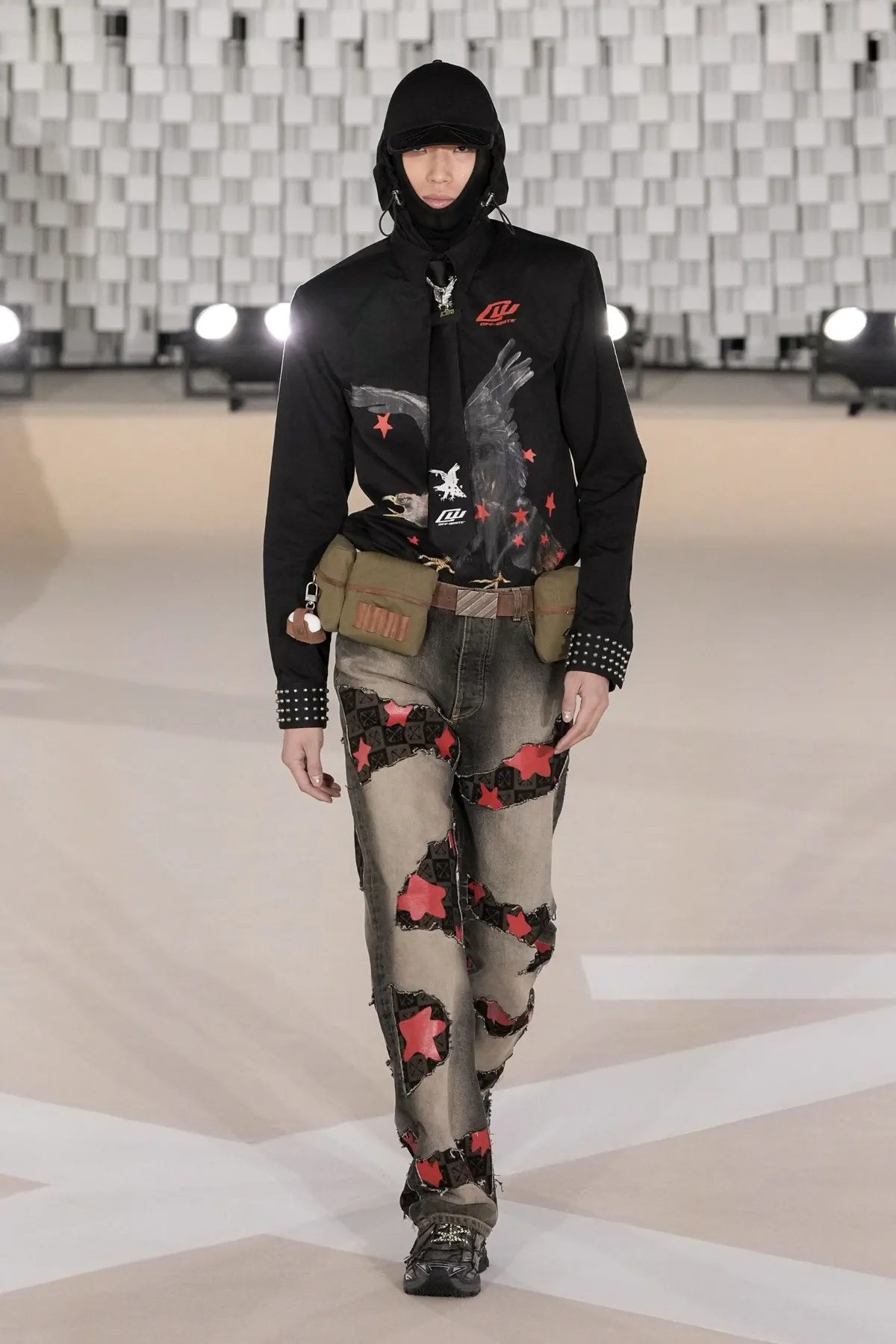 Off-White Automne 2025 transforme les uniformes masculins avec une vision révolutionnaire