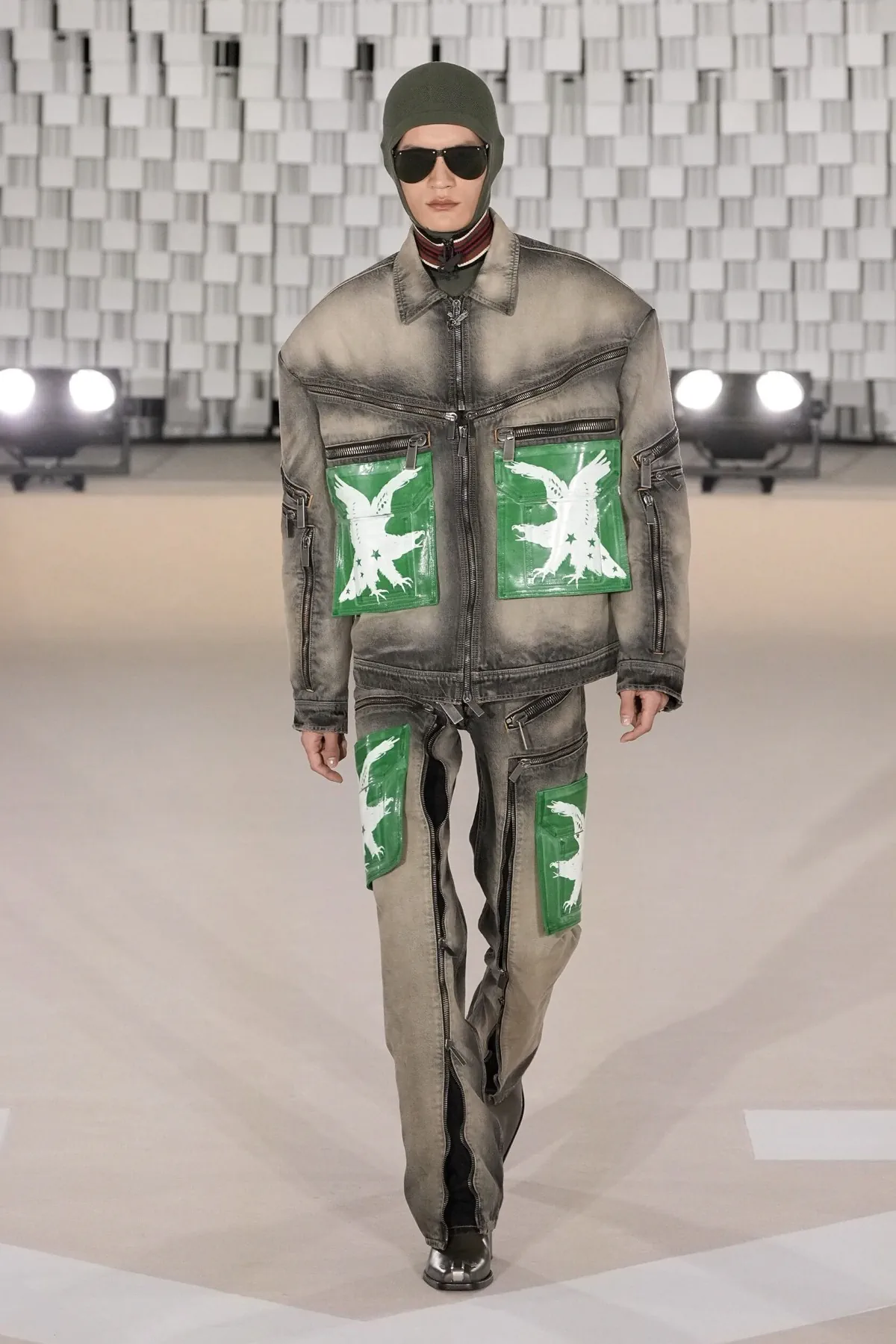 Off-White Automne 2025 transforme les uniformes masculins avec une vision révolutionnaire