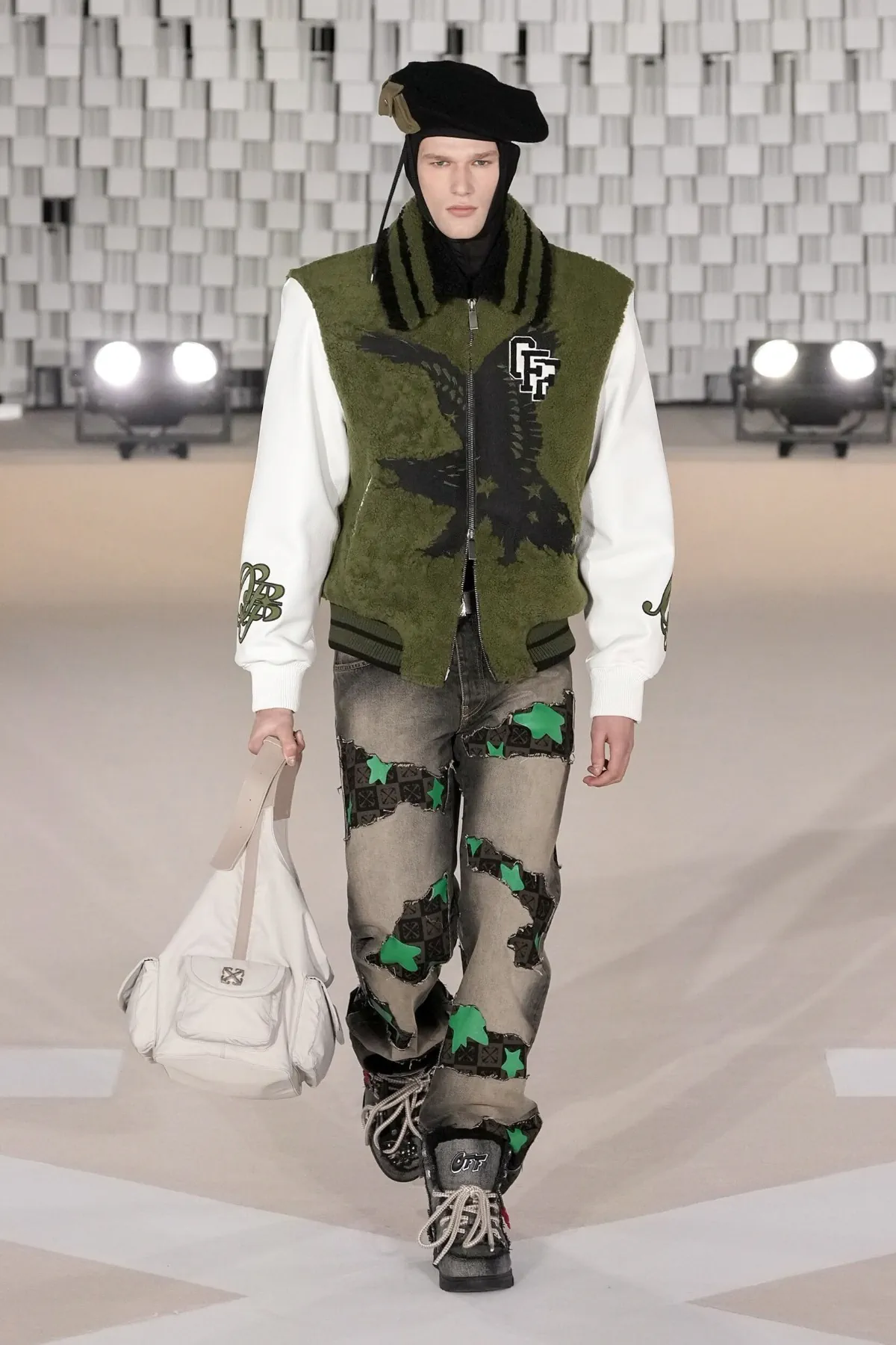 Off-White Automne 2025 transforme les uniformes masculins avec une vision révolutionnaire