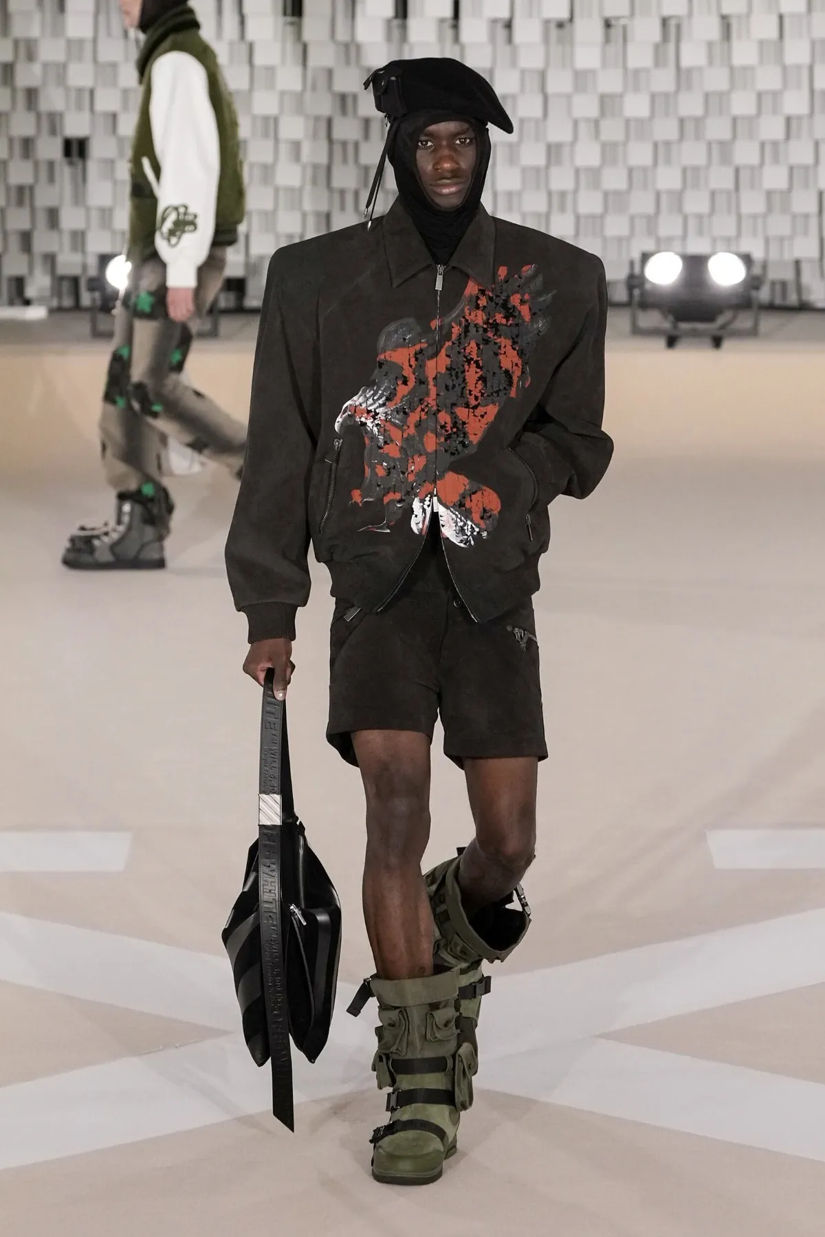 Off-White Automne 2025 transforme les uniformes masculins avec une vision révolutionnaire