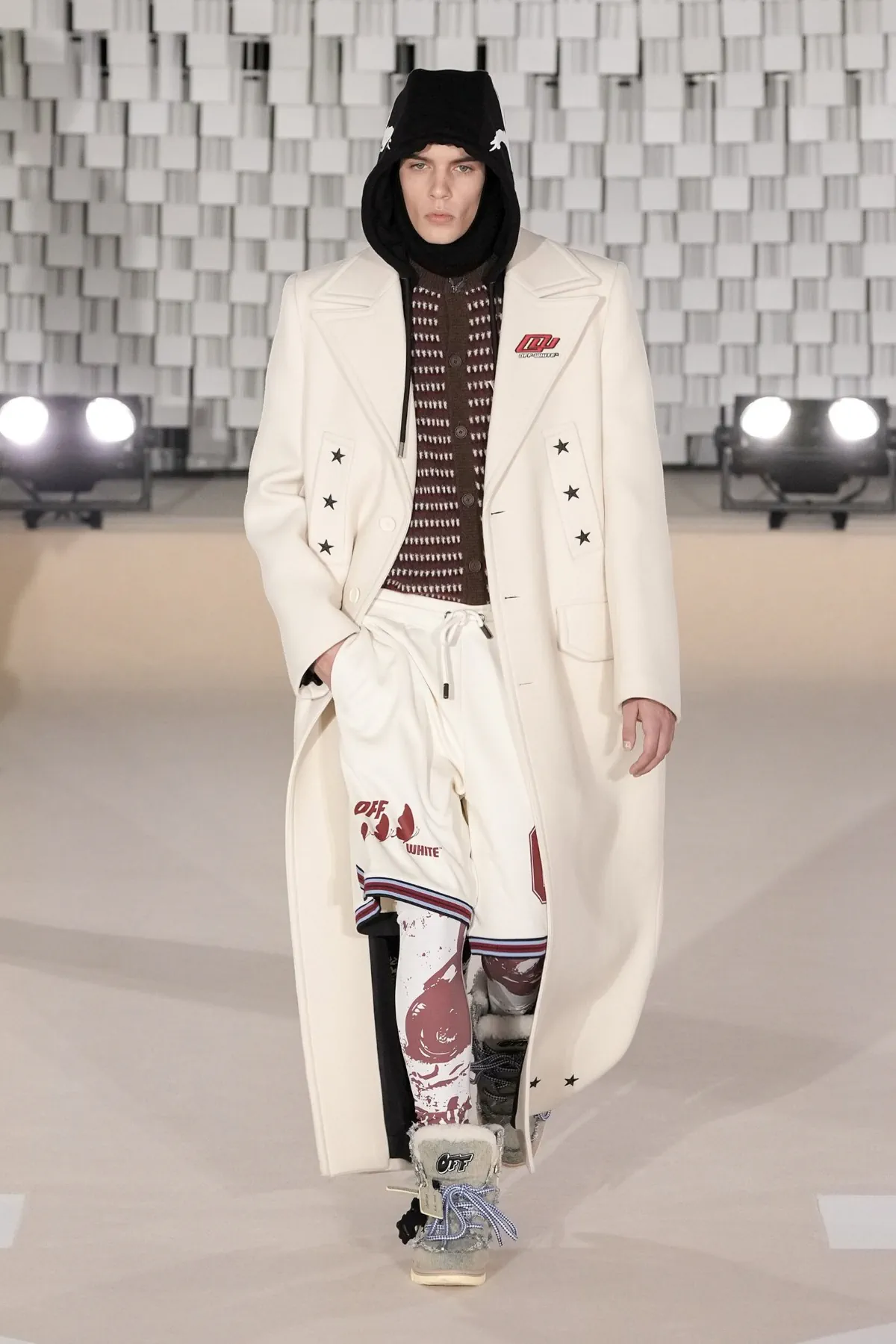 Off-White Automne 2025 transforme les uniformes masculins avec une vision révolutionnaire