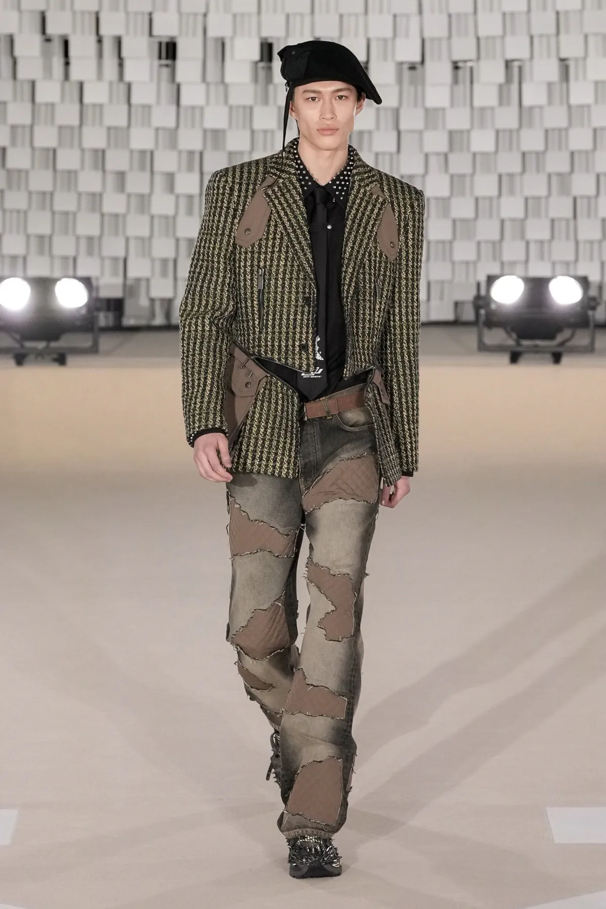 Off-White Automne 2025 transforme les uniformes masculins avec une vision révolutionnaire