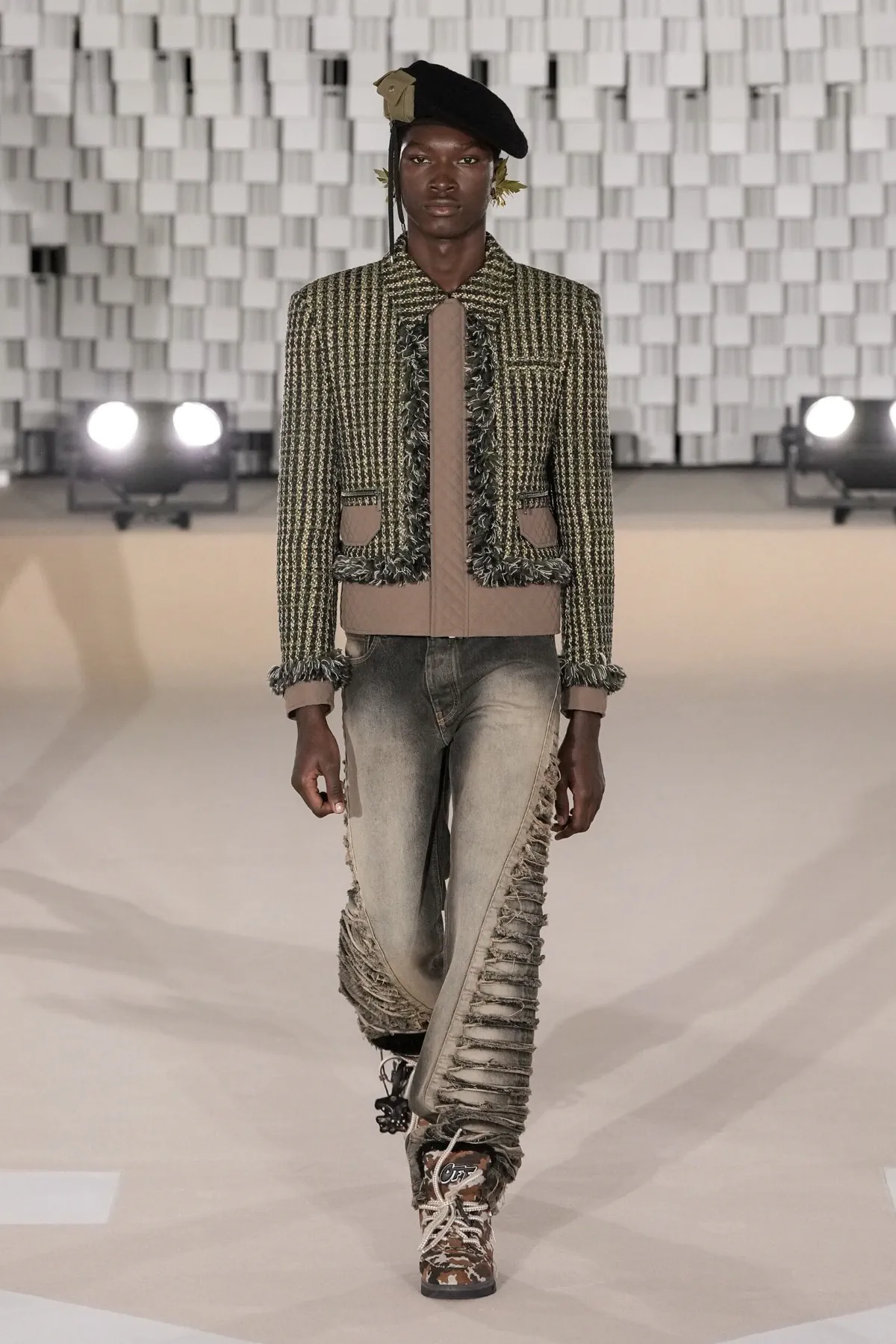 Off-White Automne 2025 transforme les uniformes masculins avec une vision révolutionnaire