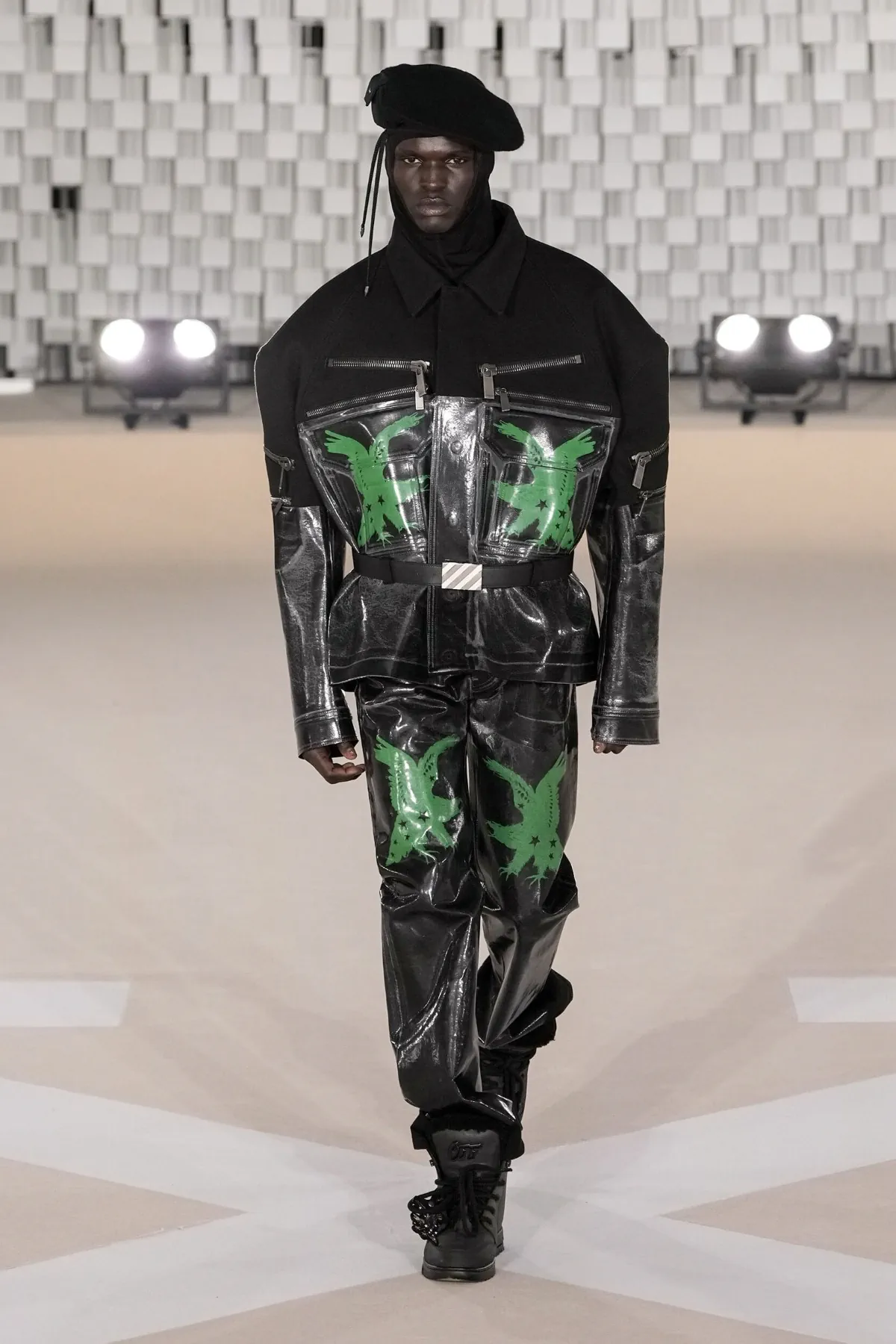 Off-White Automne 2025 transforme les uniformes masculins avec une vision révolutionnaire
