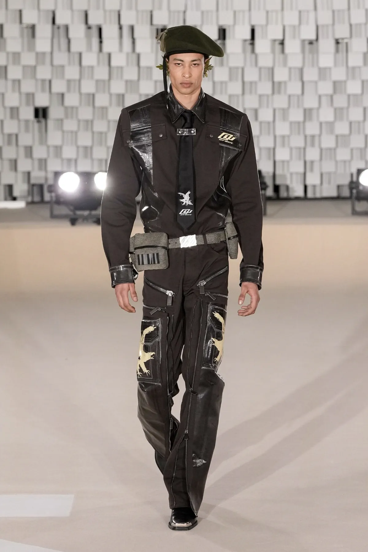 Off-White Automne 2025 transforme les uniformes masculins avec une vision révolutionnaire