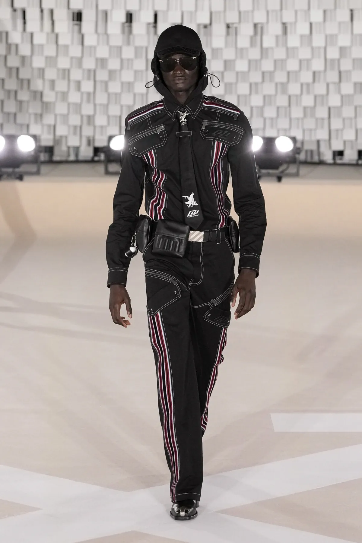 Off-White Automne 2025 transforme les uniformes masculins avec une vision révolutionnaire