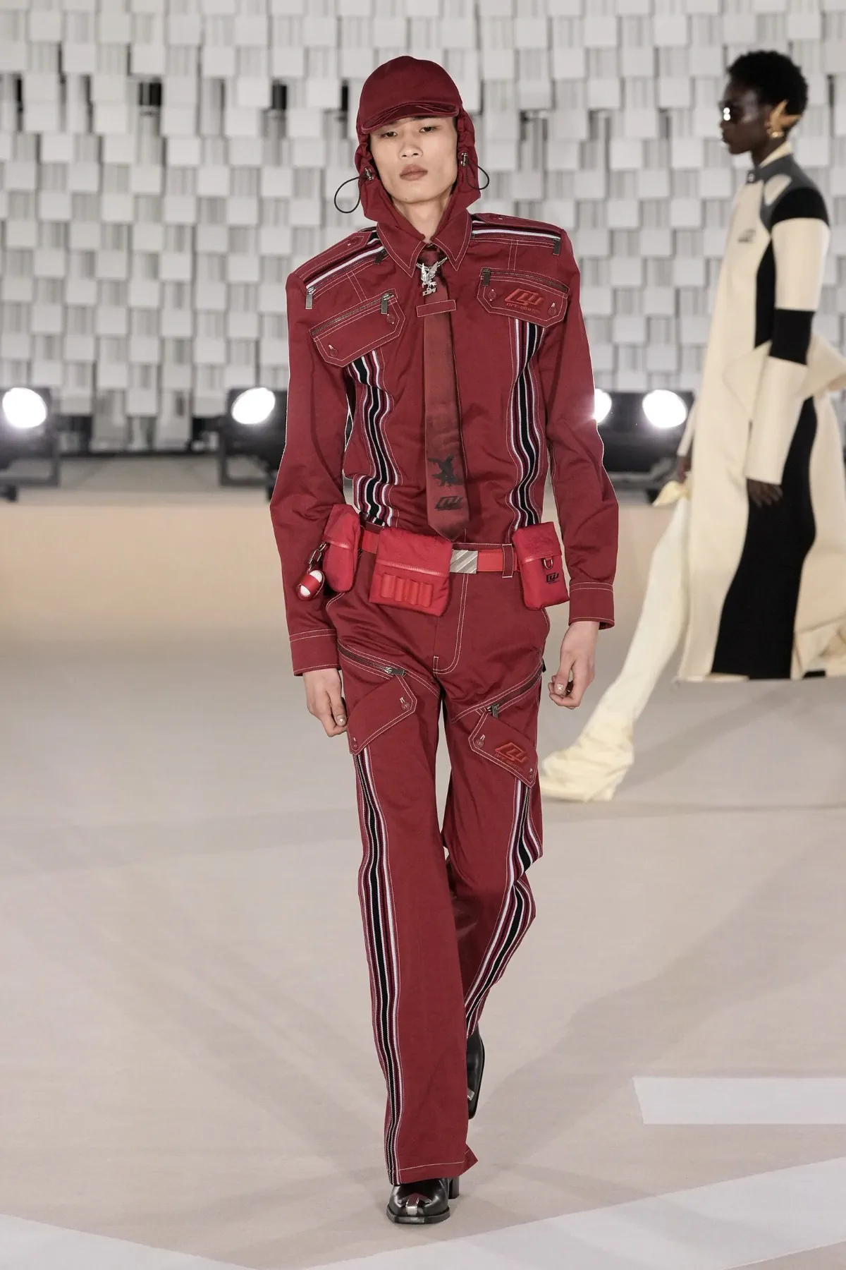 Off-White Automne 2025 transforme les uniformes masculins avec une vision révolutionnaire