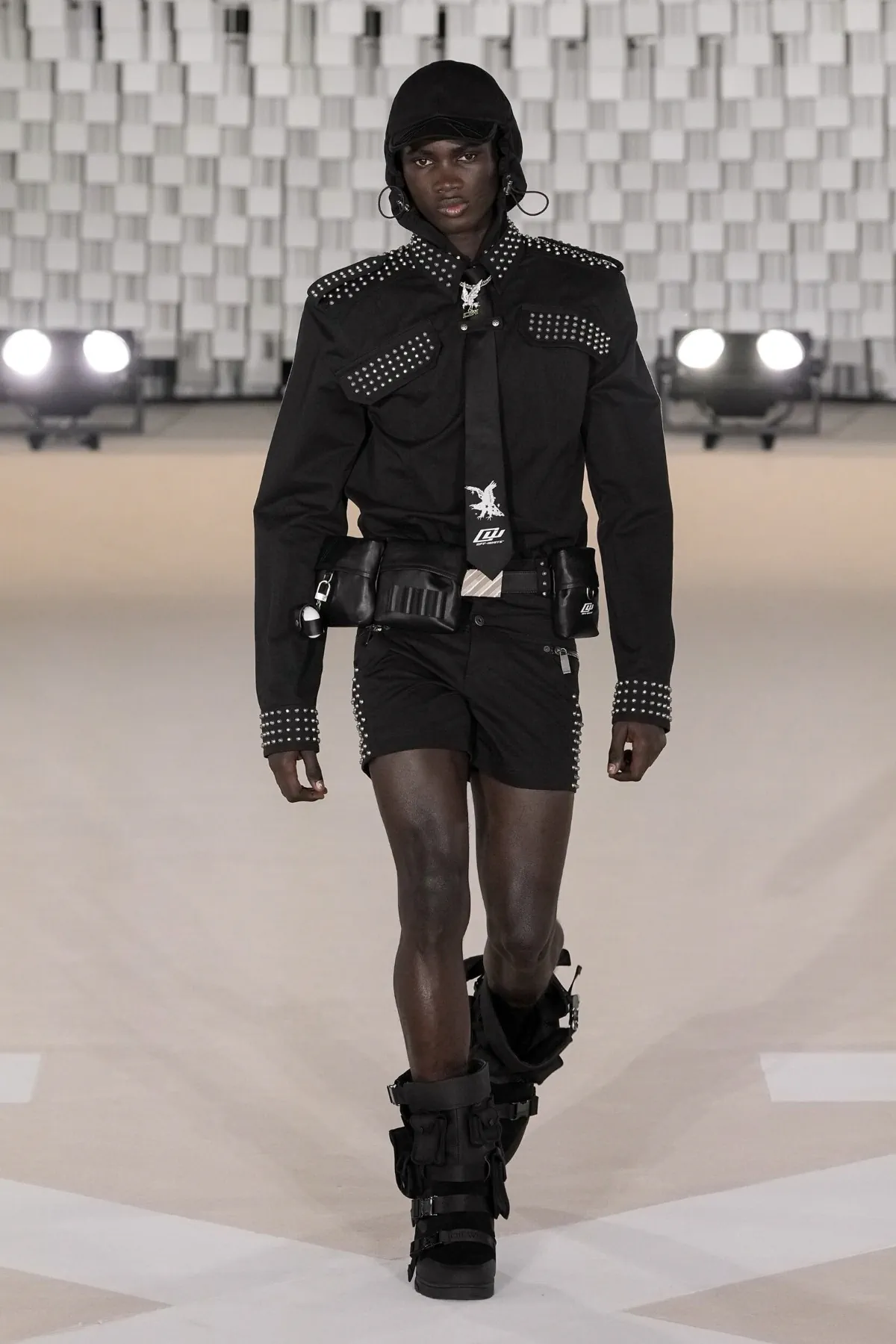 Off-White Automne 2025 transforme les uniformes masculins avec une vision révolutionnaire