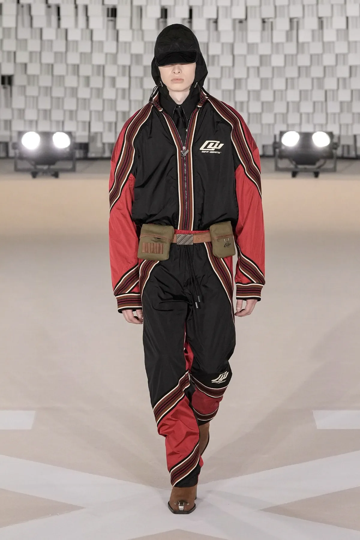 Off-White Automne 2025 transforme les uniformes masculins avec une vision révolutionnaire