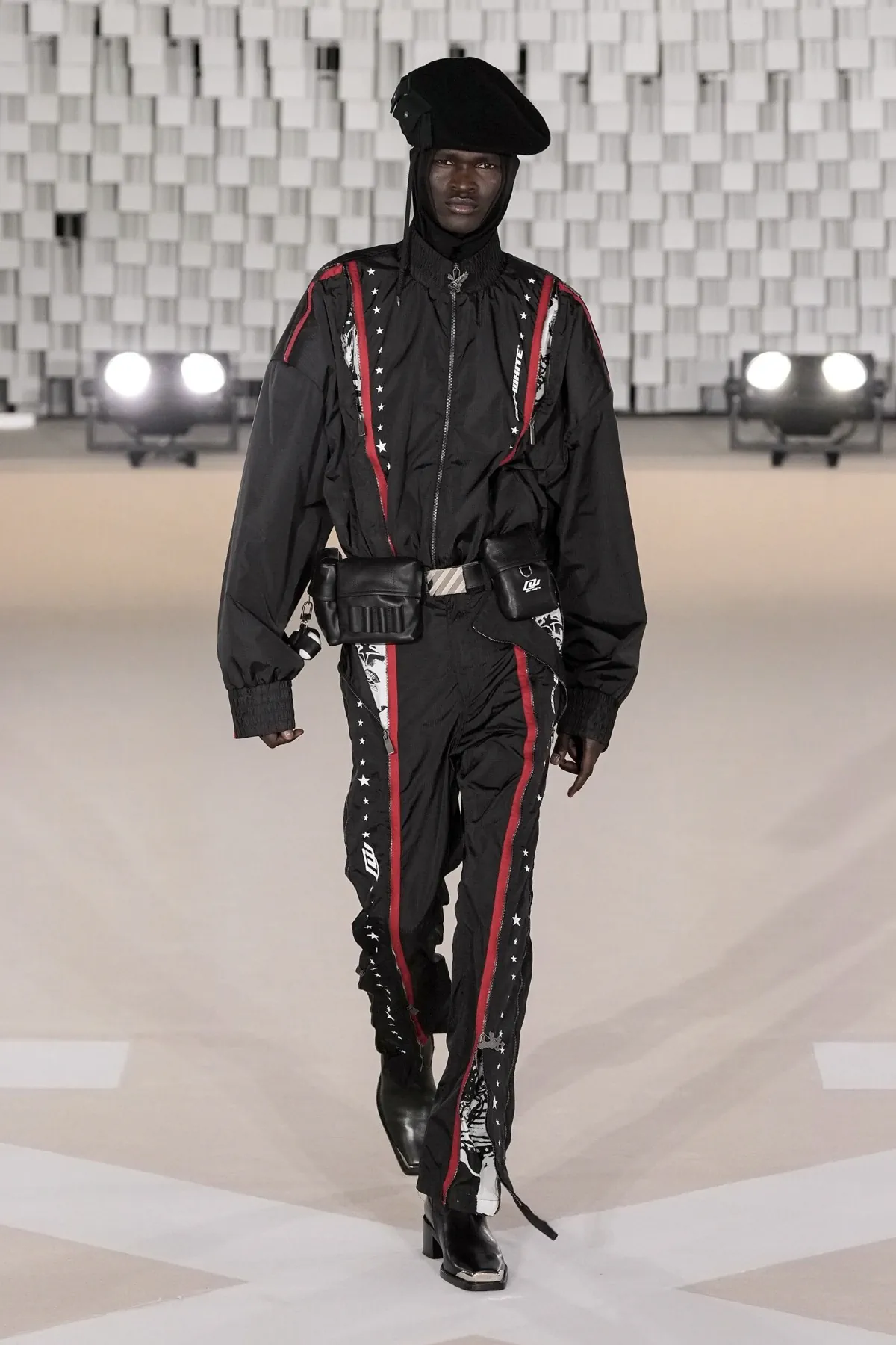 Off-White Automne 2025 transforme les uniformes masculins avec une vision révolutionnaire