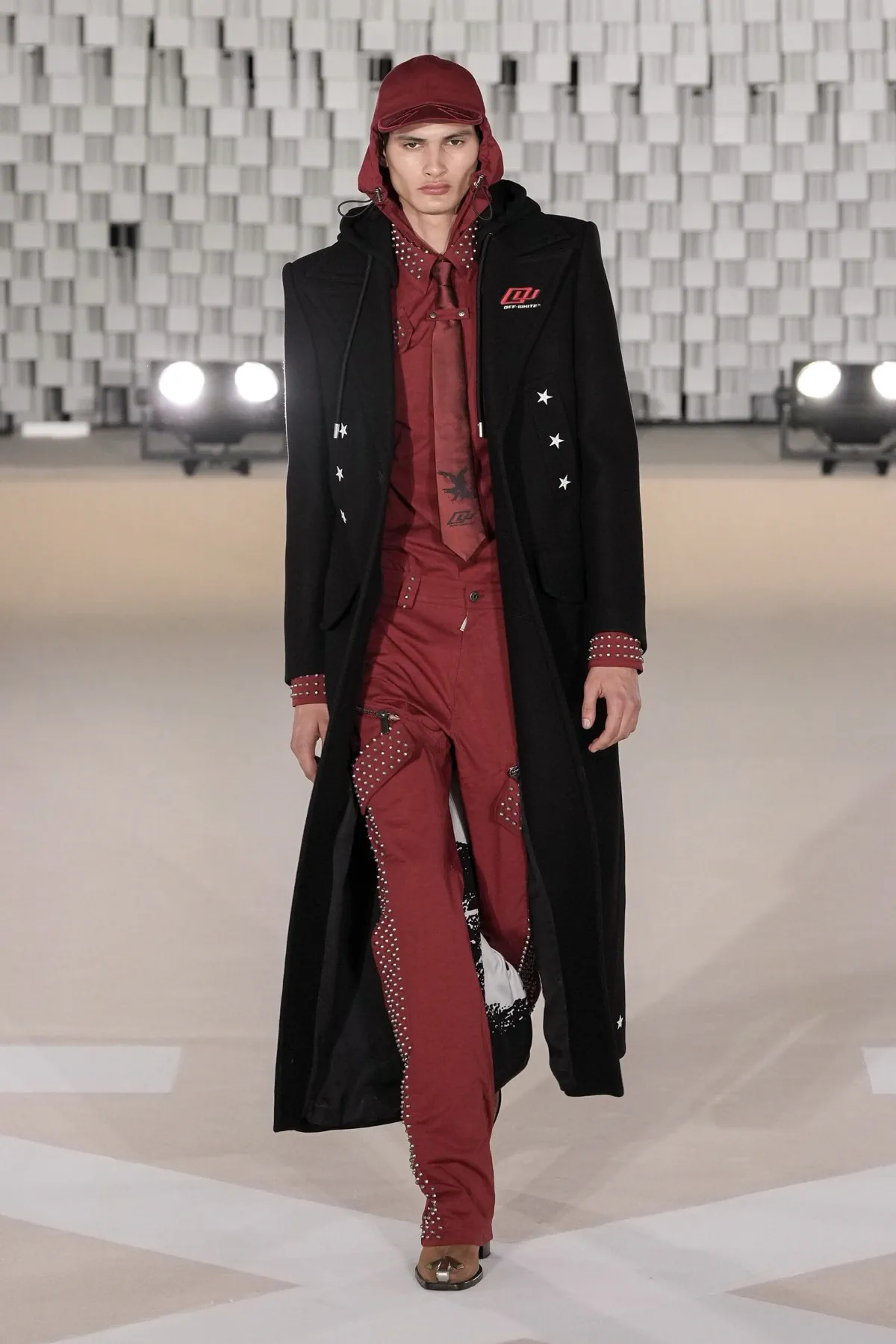 Off-White Automne 2025 transforme les uniformes masculins avec une vision révolutionnaire