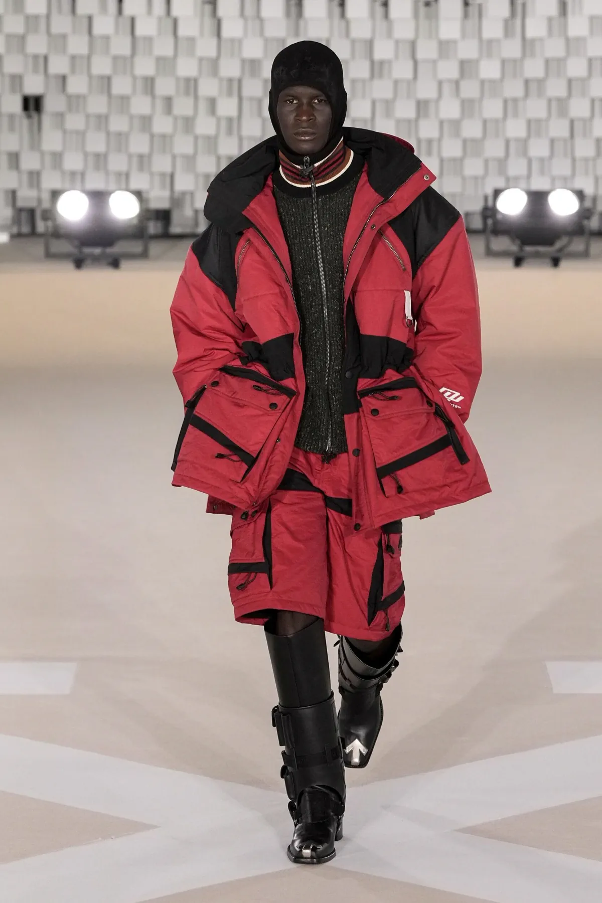 Off-White Automne 2025 transforme les uniformes masculins avec une vision révolutionnaire