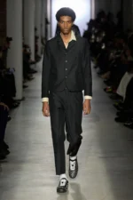 Onitsuka Tiger Fall Winter 2025 Milan Fashion Week 1 La collection Automne 2025 d'Onitsuka Tiger fait la part belle aux contrastes audacieux et à la rébellion juvénile
