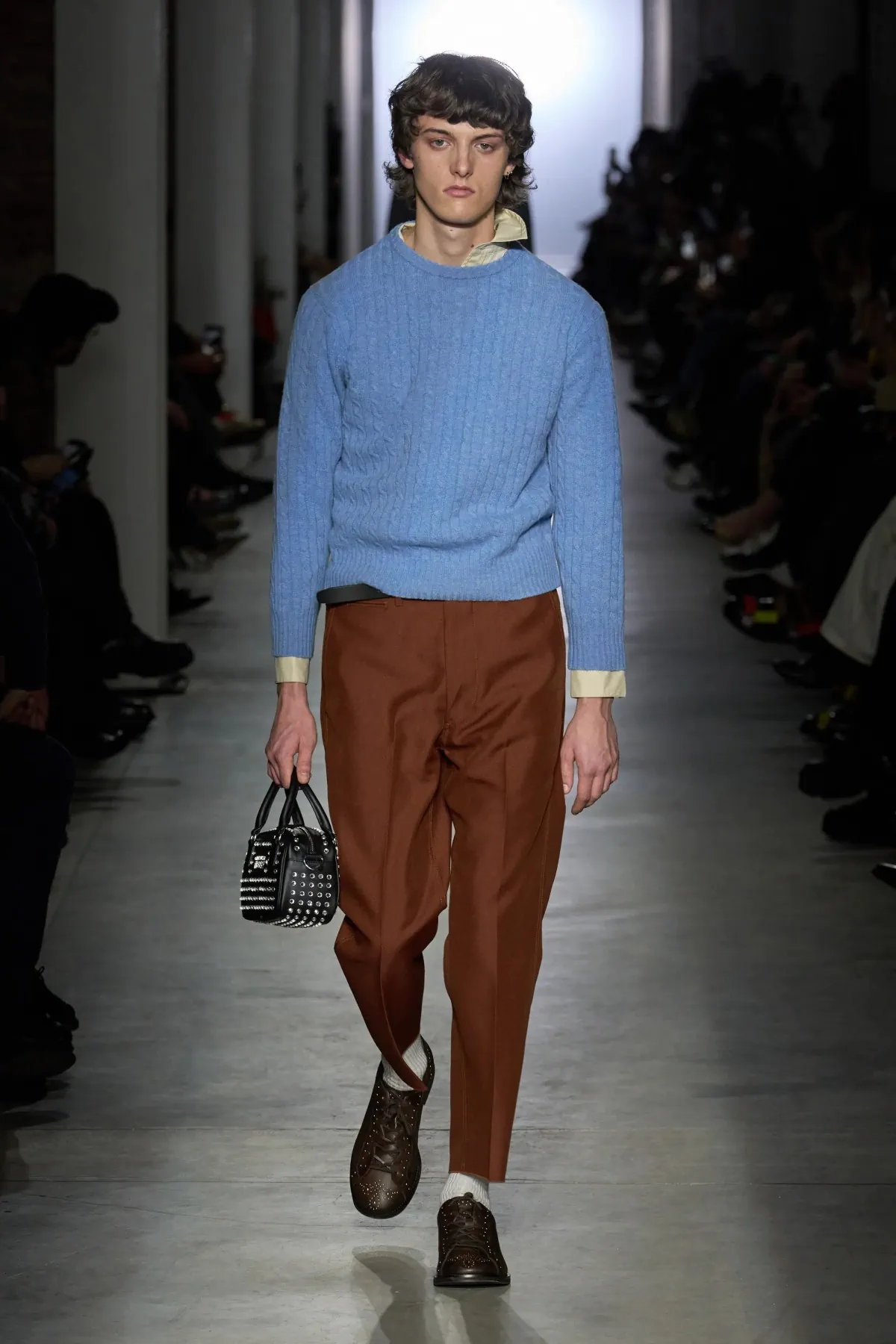 La collection Automne 2025 d'Onitsuka Tiger fait la part belle aux contrastes audacieux et à la rébellion juvénile