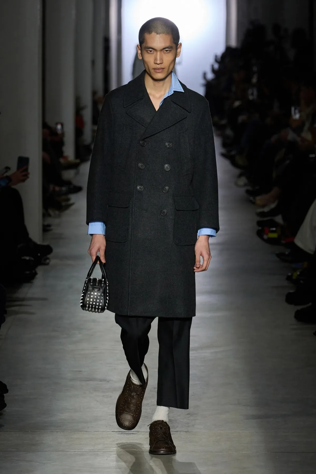 La collection Automne 2025 d'Onitsuka Tiger fait la part belle aux contrastes audacieux et à la rébellion juvénile