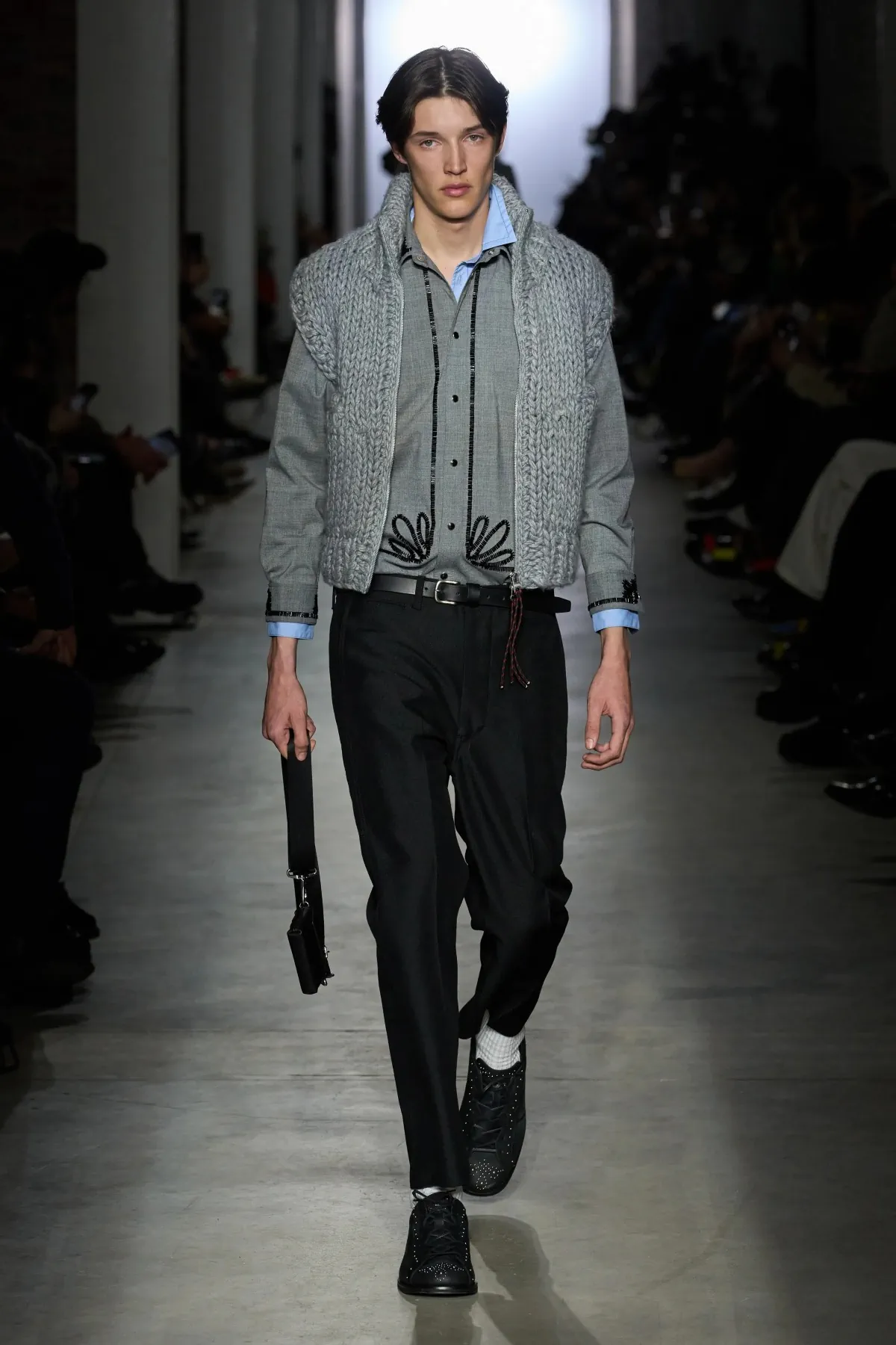 La collection Automne 2025 d'Onitsuka Tiger fait la part belle aux contrastes audacieux et à la rébellion juvénile