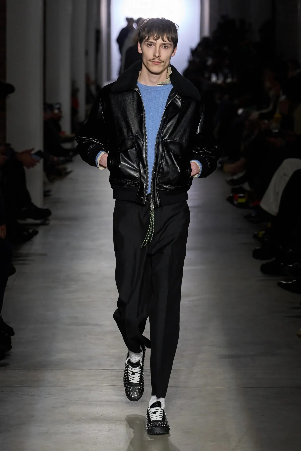 La collection Automne 2025 d'Onitsuka Tiger fait la part belle aux contrastes audacieux et à la rébellion juvénile