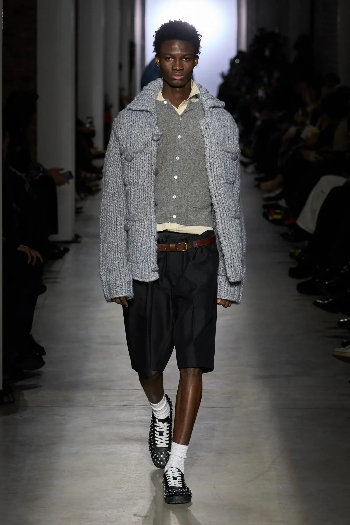 La collection Automne 2025 d'Onitsuka Tiger fait la part belle aux contrastes audacieux et à la rébellion juvénile