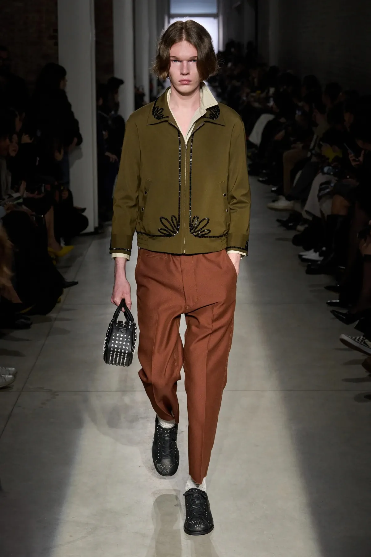 La collection Automne 2025 d'Onitsuka Tiger fait la part belle aux contrastes audacieux et à la rébellion juvénile