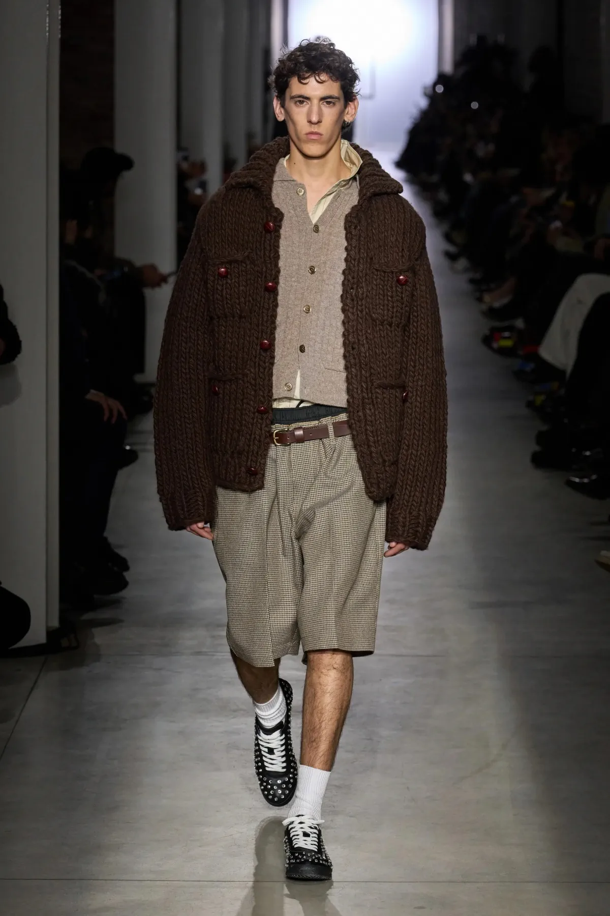 La collection Automne 2025 d'Onitsuka Tiger fait la part belle aux contrastes audacieux et à la rébellion juvénile