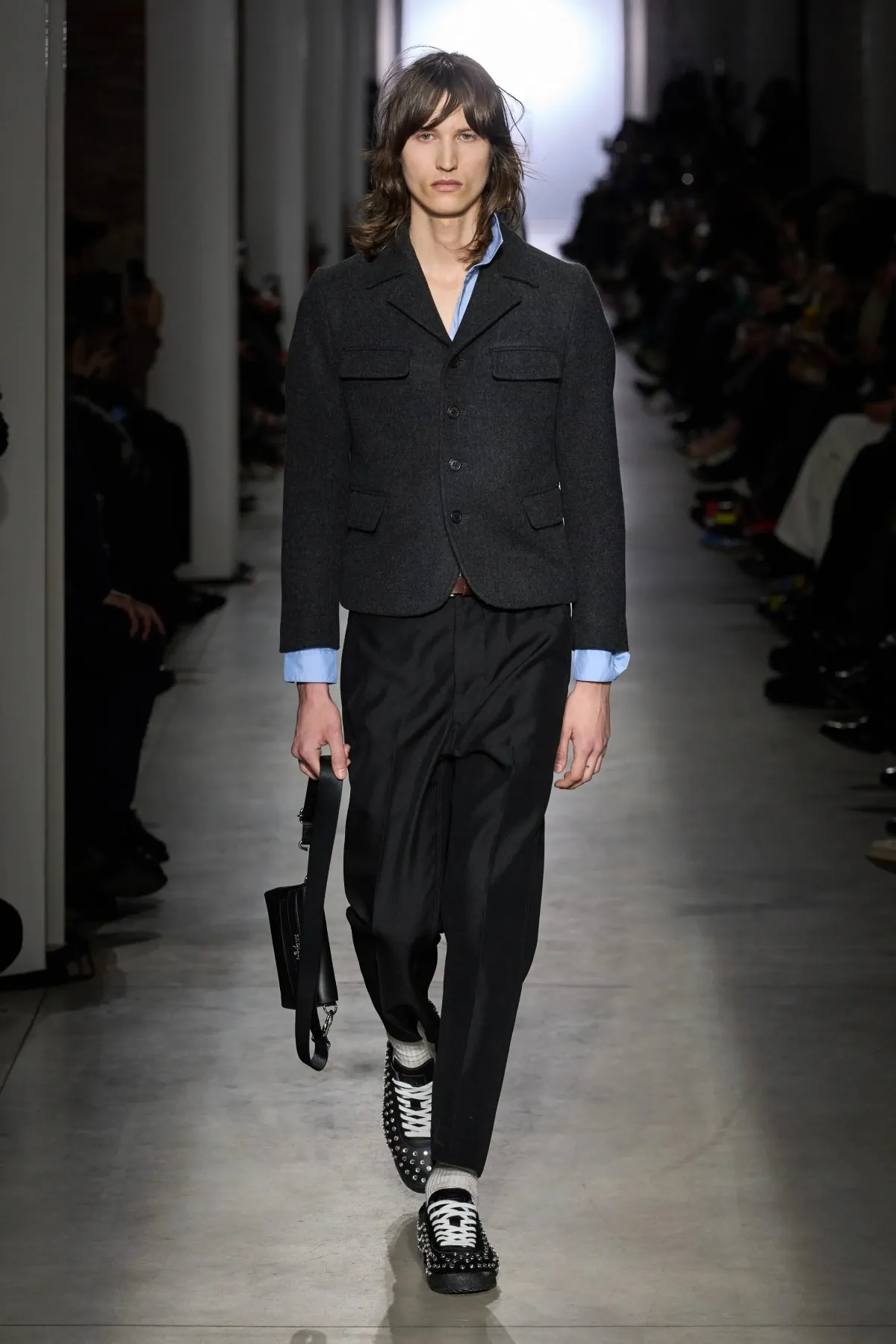 La collection Automne 2025 d'Onitsuka Tiger fait la part belle aux contrastes audacieux et à la rébellion juvénile