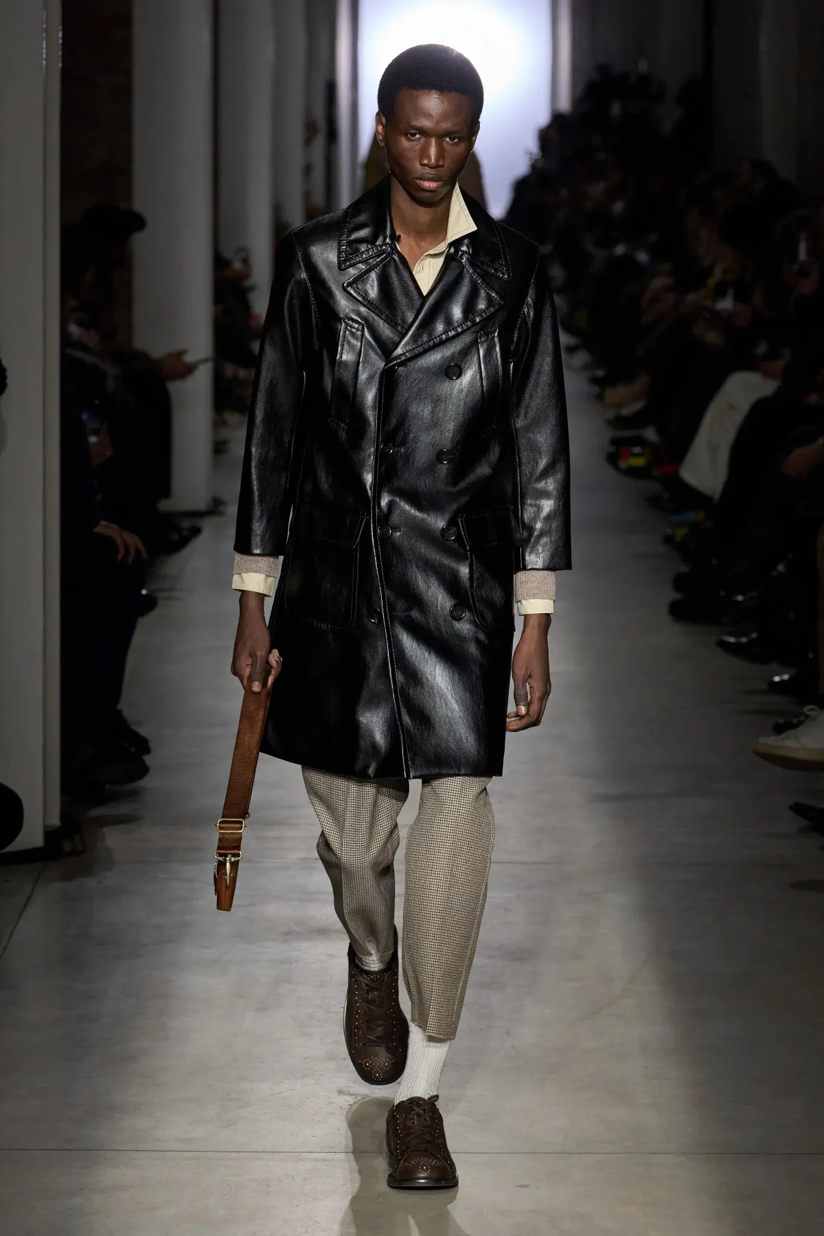 La collection Automne 2025 d'Onitsuka Tiger fait la part belle aux contrastes audacieux et à la rébellion juvénile