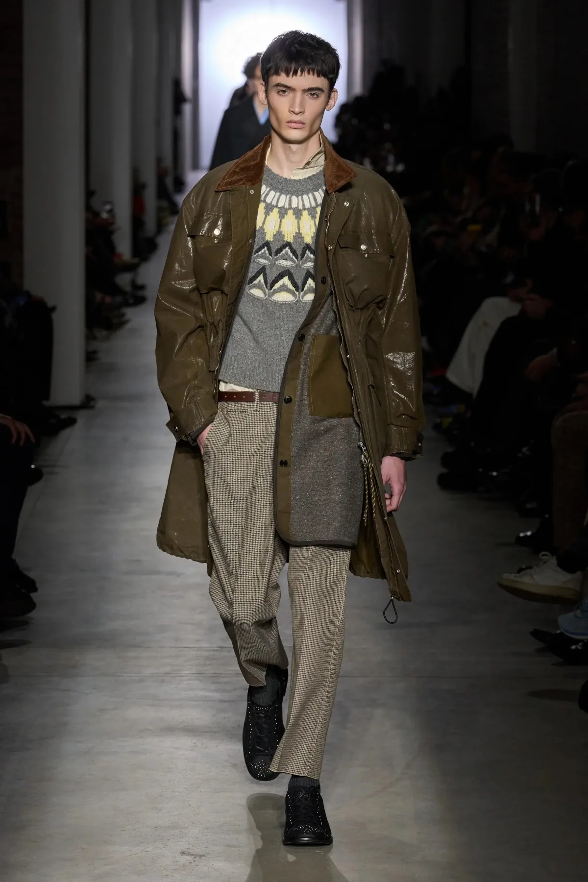 La collection Automne 2025 d'Onitsuka Tiger fait la part belle aux contrastes audacieux et à la rébellion juvénile