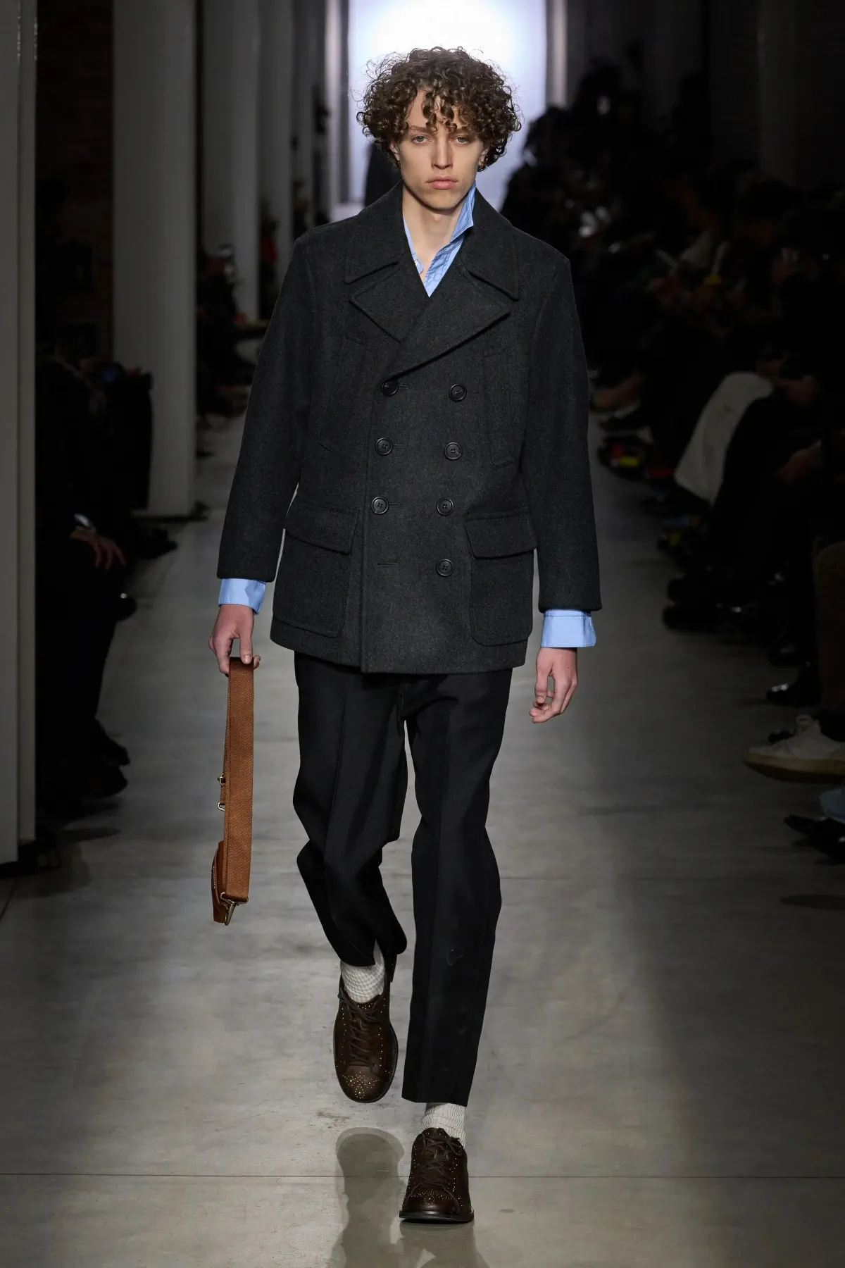 La collection Automne 2025 d'Onitsuka Tiger fait la part belle aux contrastes audacieux et à la rébellion juvénile