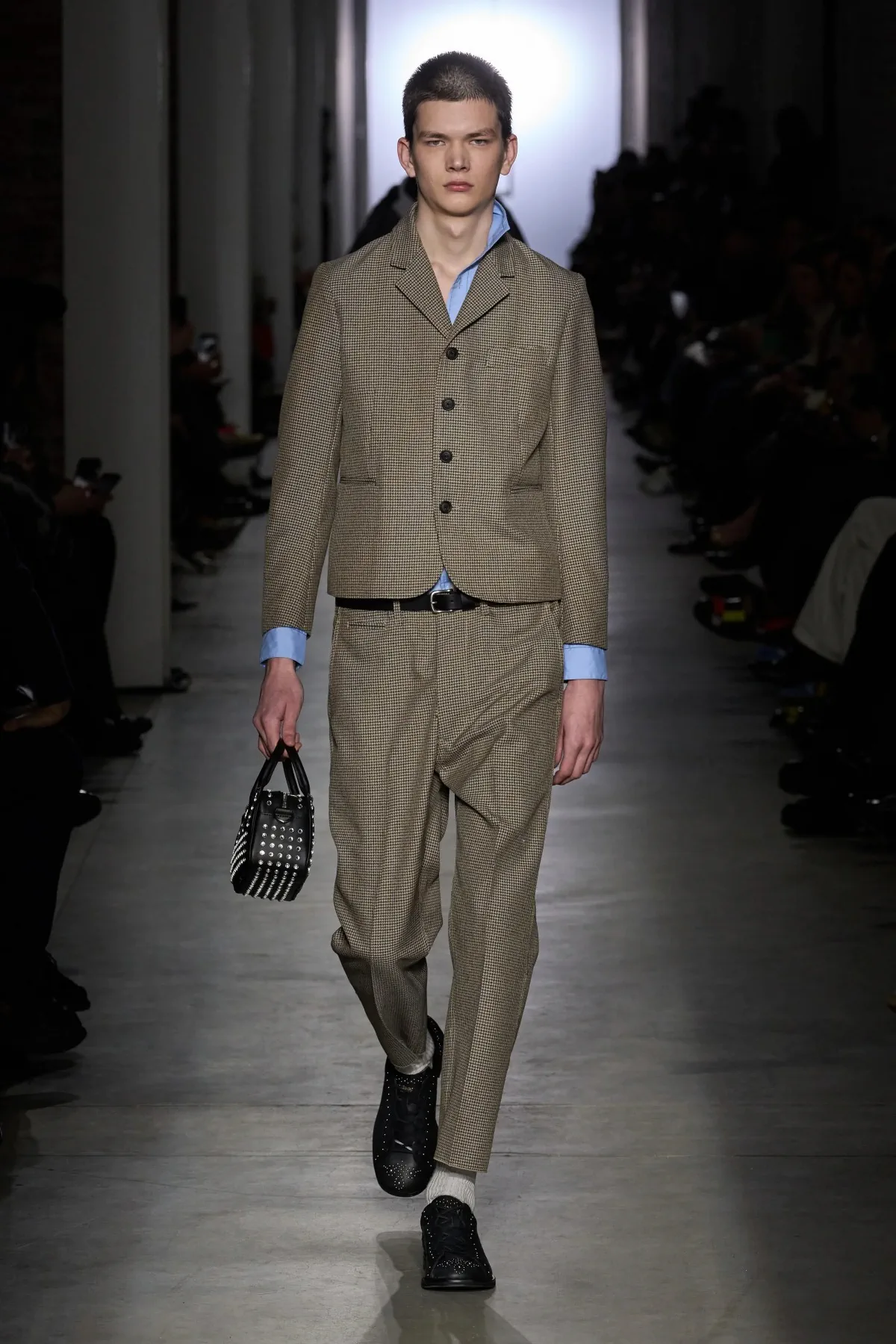 La collection Automne 2025 d'Onitsuka Tiger fait la part belle aux contrastes audacieux et à la rébellion juvénile