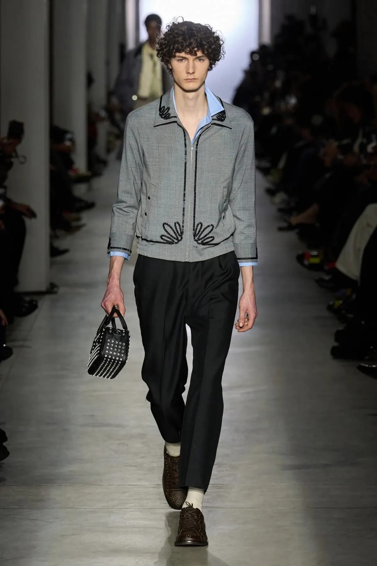 La collection Automne 2025 d'Onitsuka Tiger fait la part belle aux contrastes audacieux et à la rébellion juvénile