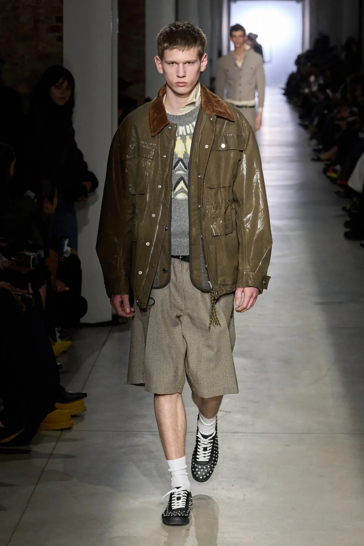 La collection Automne 2025 d'Onitsuka Tiger fait la part belle aux contrastes audacieux et à la rébellion juvénile