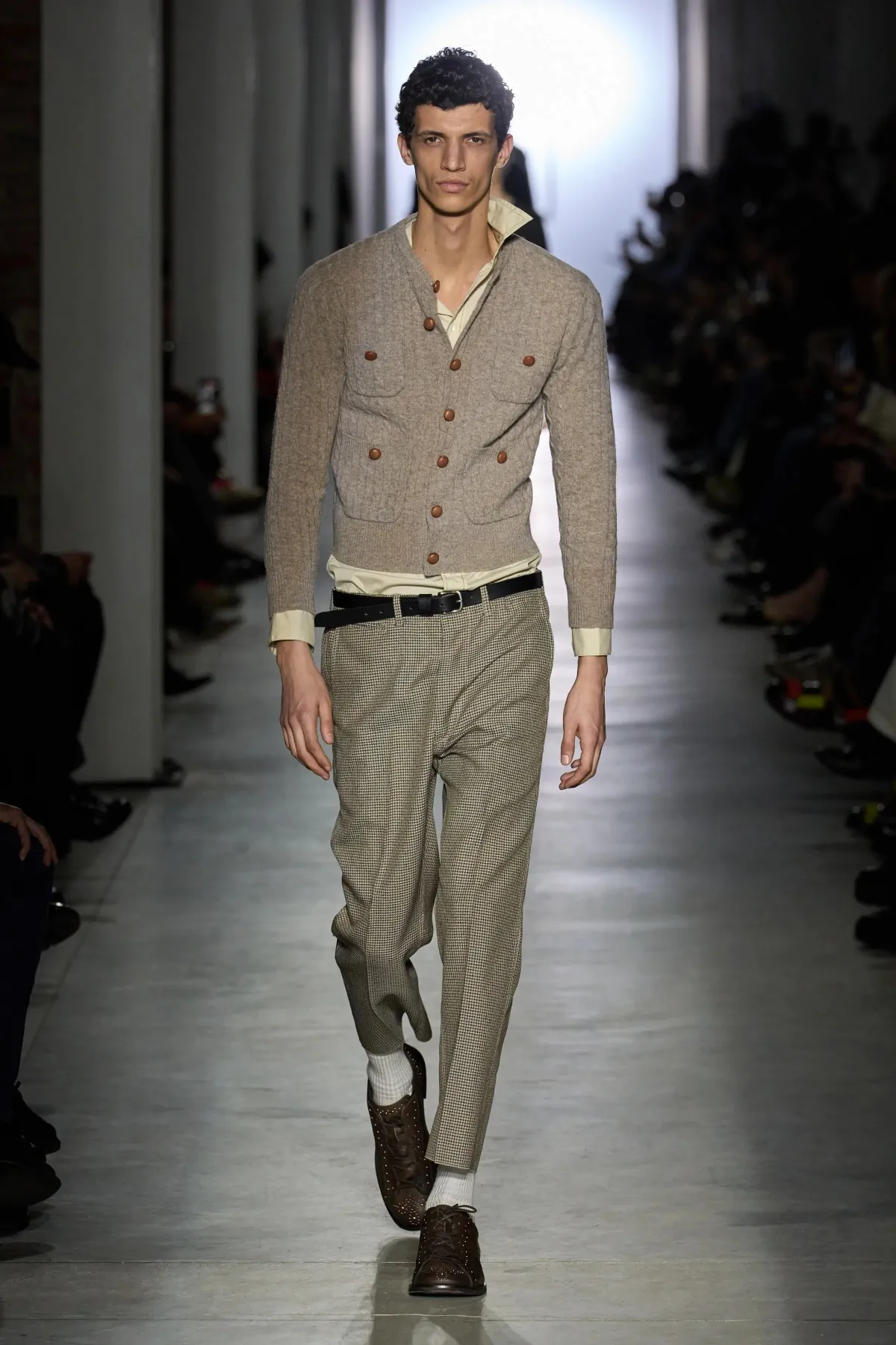 La collection Automne 2025 d'Onitsuka Tiger fait la part belle aux contrastes audacieux et à la rébellion juvénile