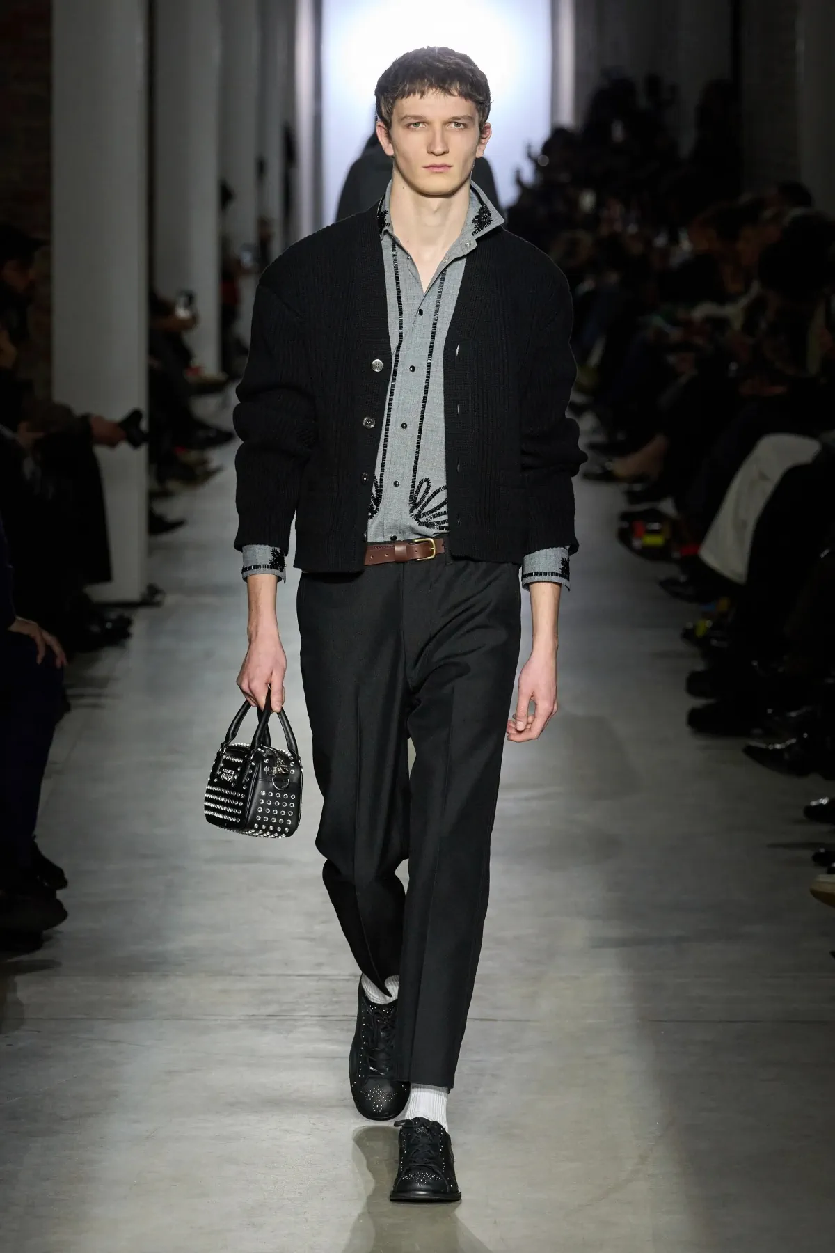 La collection Automne 2025 d'Onitsuka Tiger fait la part belle aux contrastes audacieux et à la rébellion juvénile