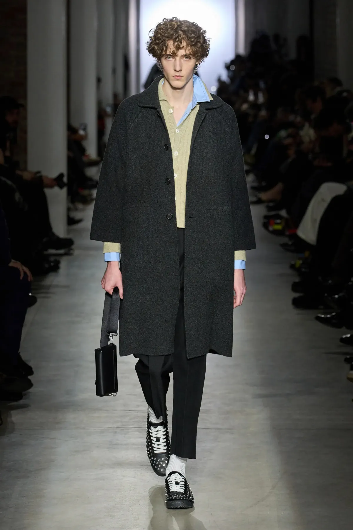 La collection Automne 2025 d'Onitsuka Tiger fait la part belle aux contrastes audacieux et à la rébellion juvénile