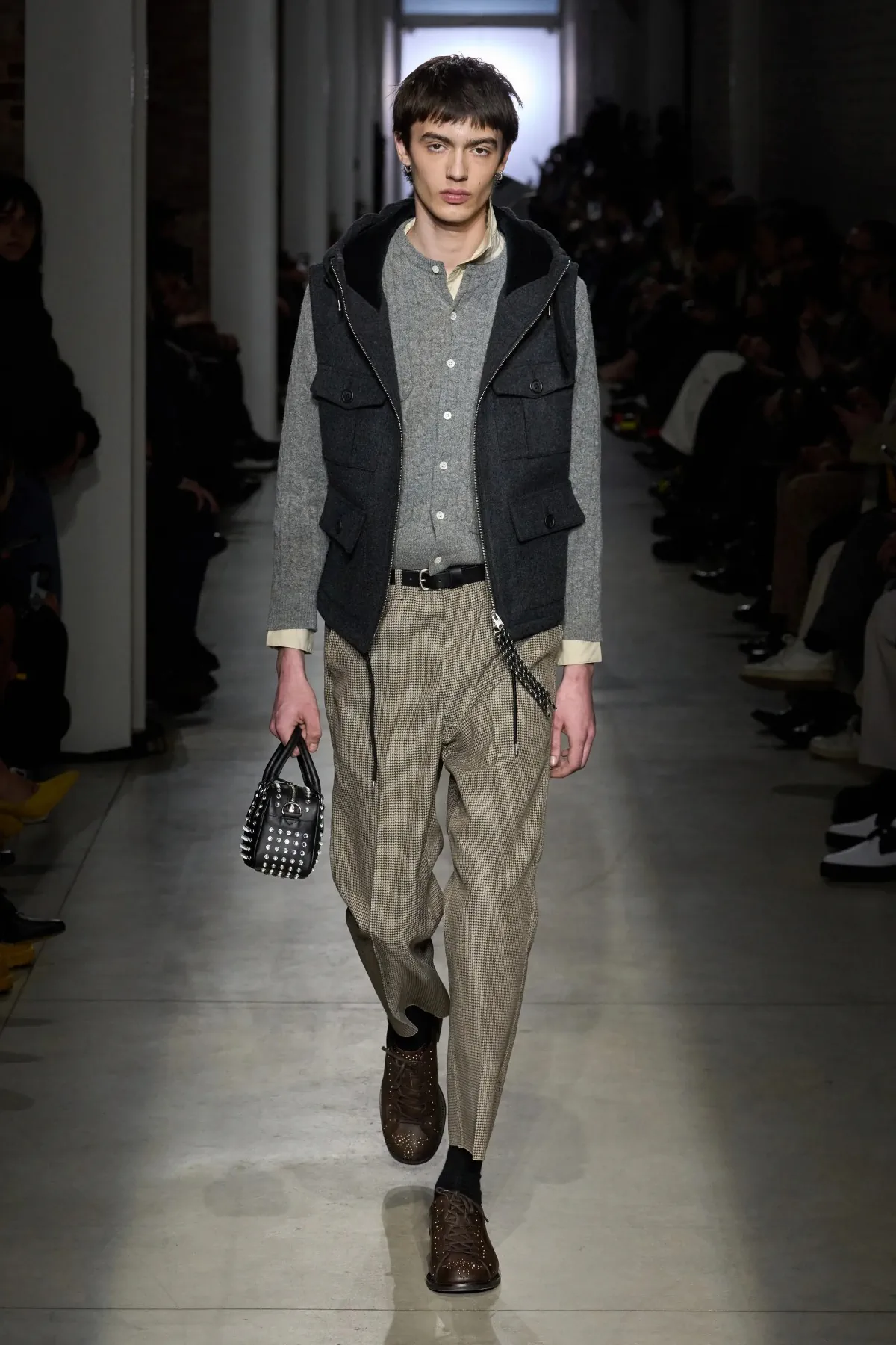 La collection Automne 2025 d'Onitsuka Tiger fait la part belle aux contrastes audacieux et à la rébellion juvénile