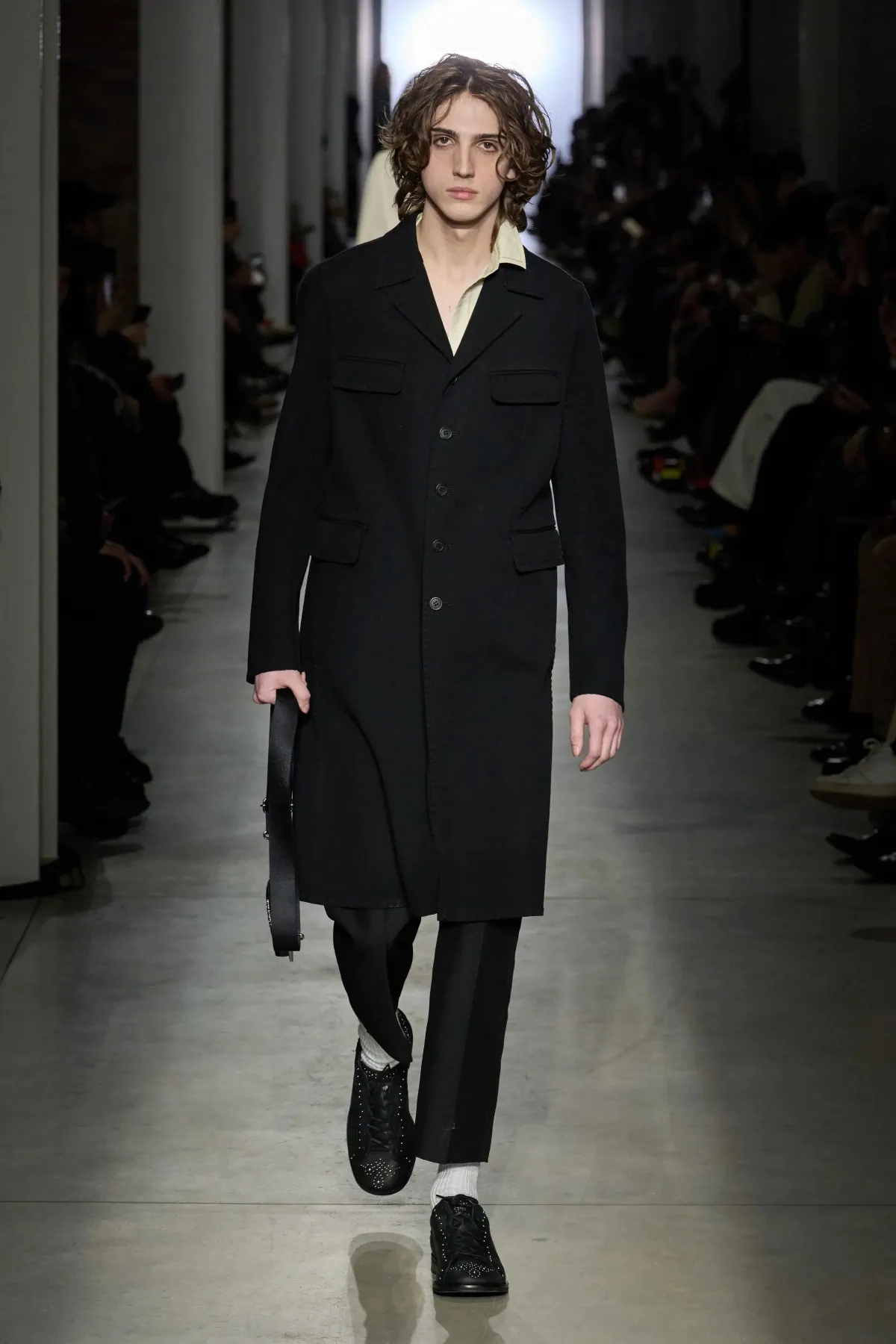 La collection Automne 2025 d'Onitsuka Tiger fait la part belle aux contrastes audacieux et à la rébellion juvénile