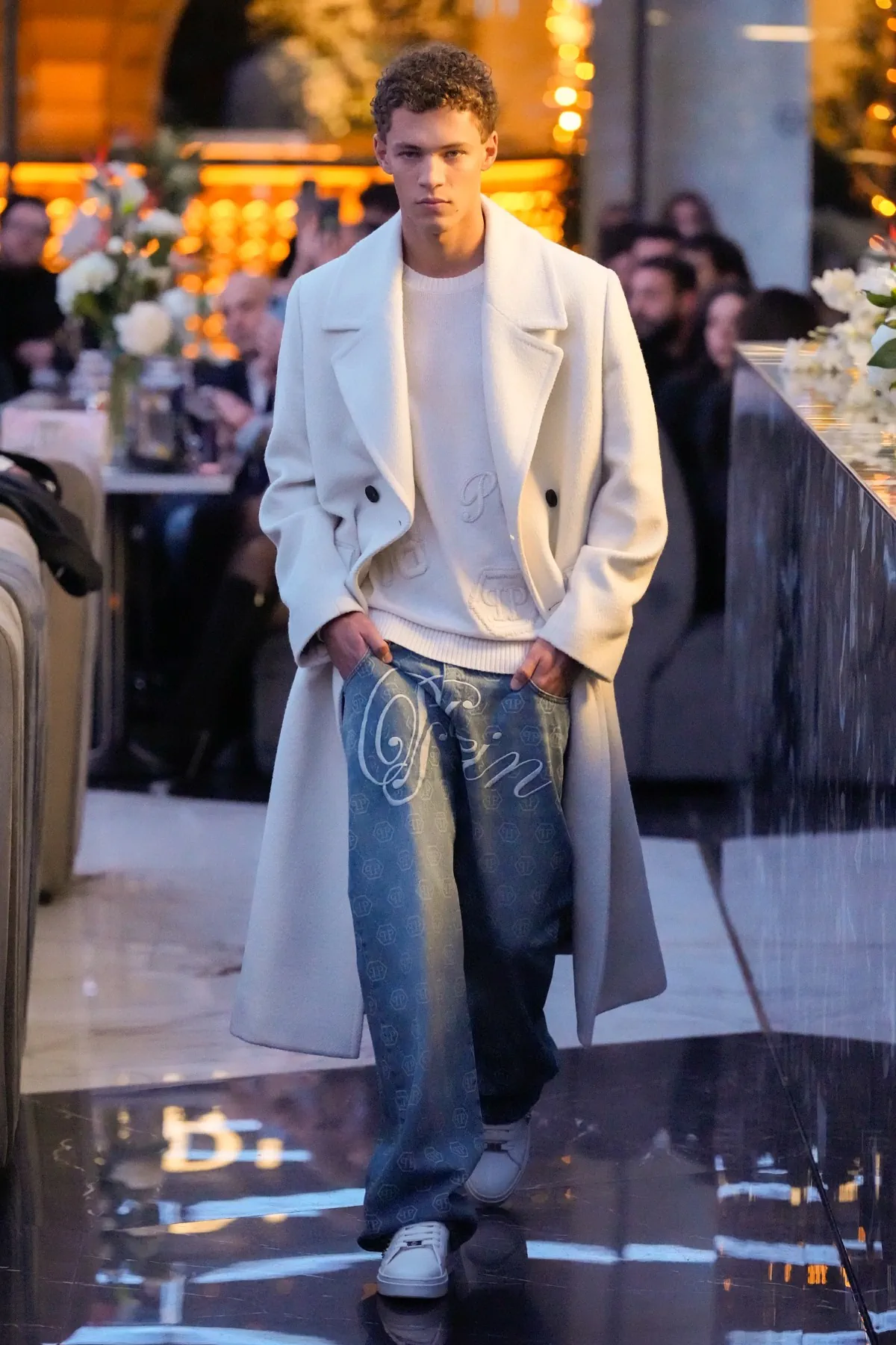 Philipp Plein Automne 2025 canalise la rébellion américaine avec des strass et des frasques