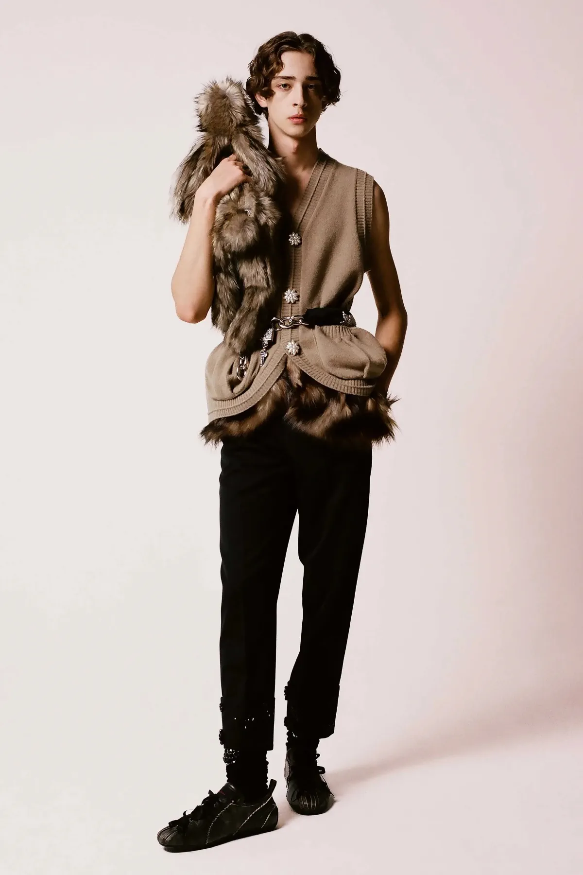 Pour l'automne 2025, Simone Rocha revisite les archétypes vestimentaires