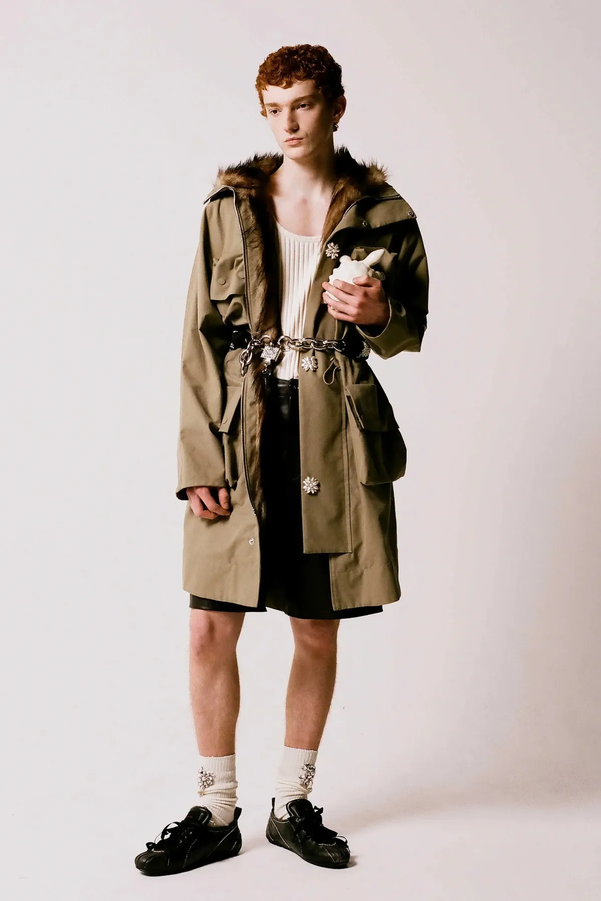 Pour l'automne 2025, Simone Rocha revisite les archétypes vestimentaires