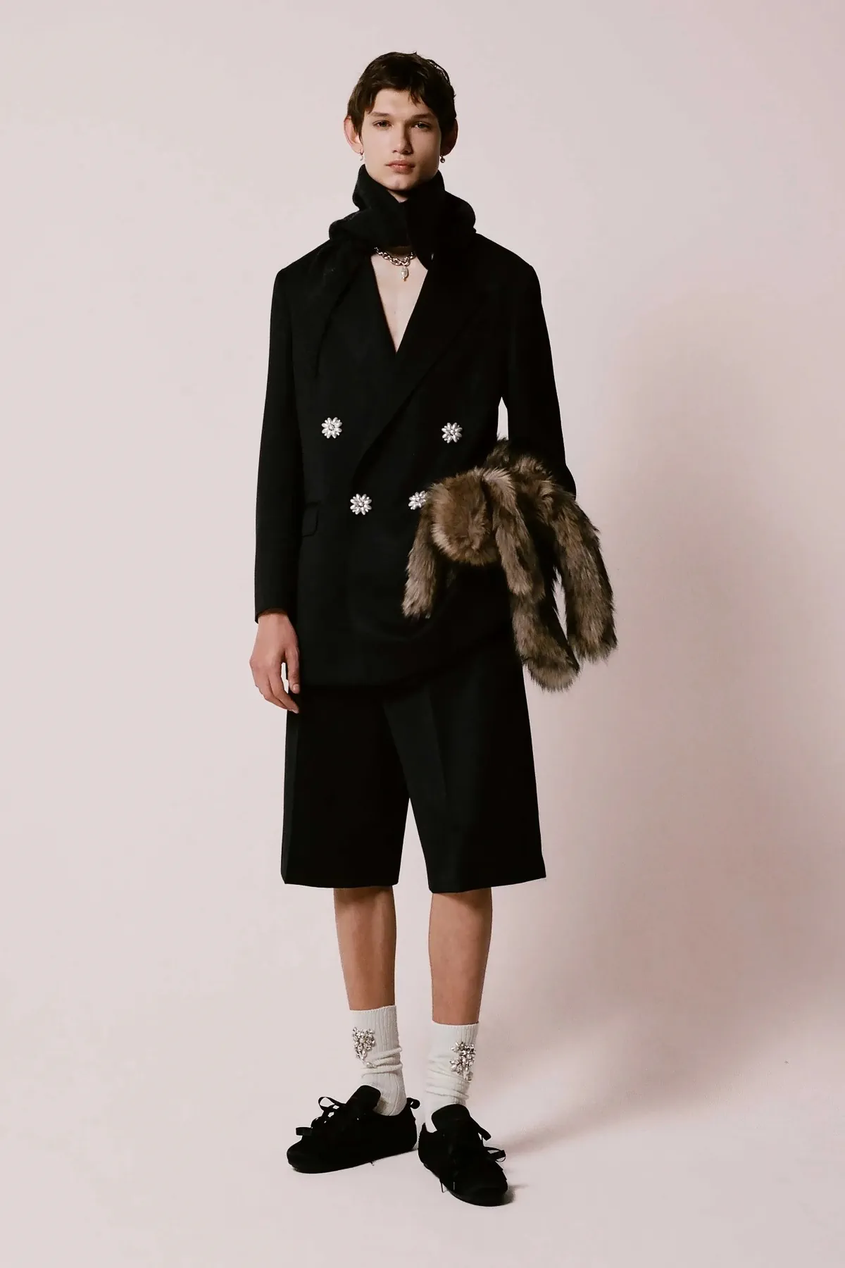 Pour l'automne 2025, Simone Rocha revisite les archétypes vestimentaires