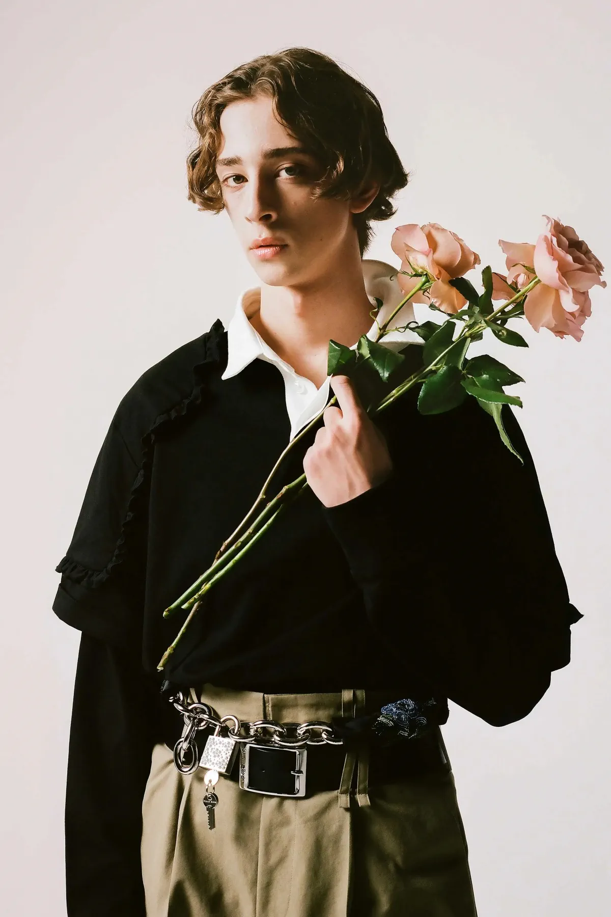 Pour l'automne 2025, Simone Rocha revisite les archétypes vestimentaires