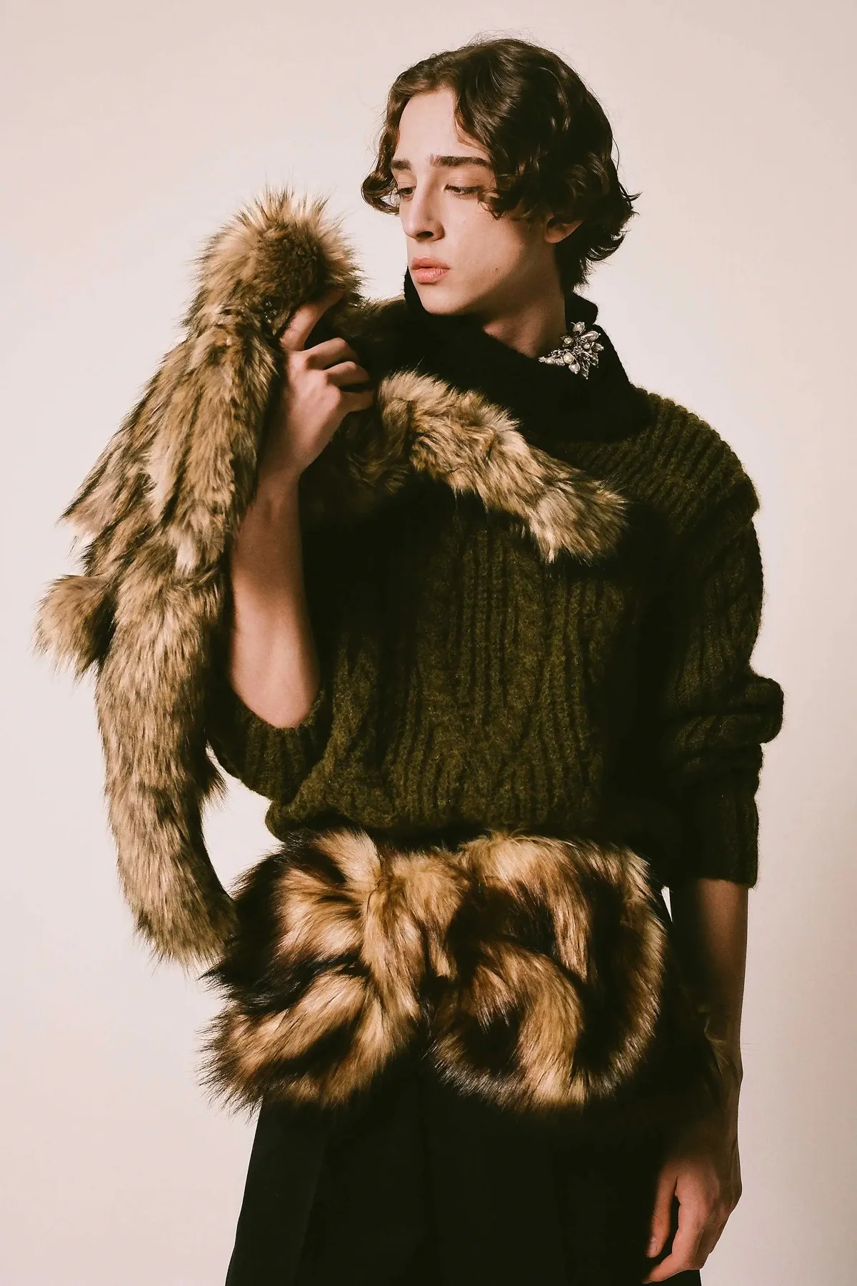 Pour l'automne 2025, Simone Rocha revisite les archétypes vestimentaires