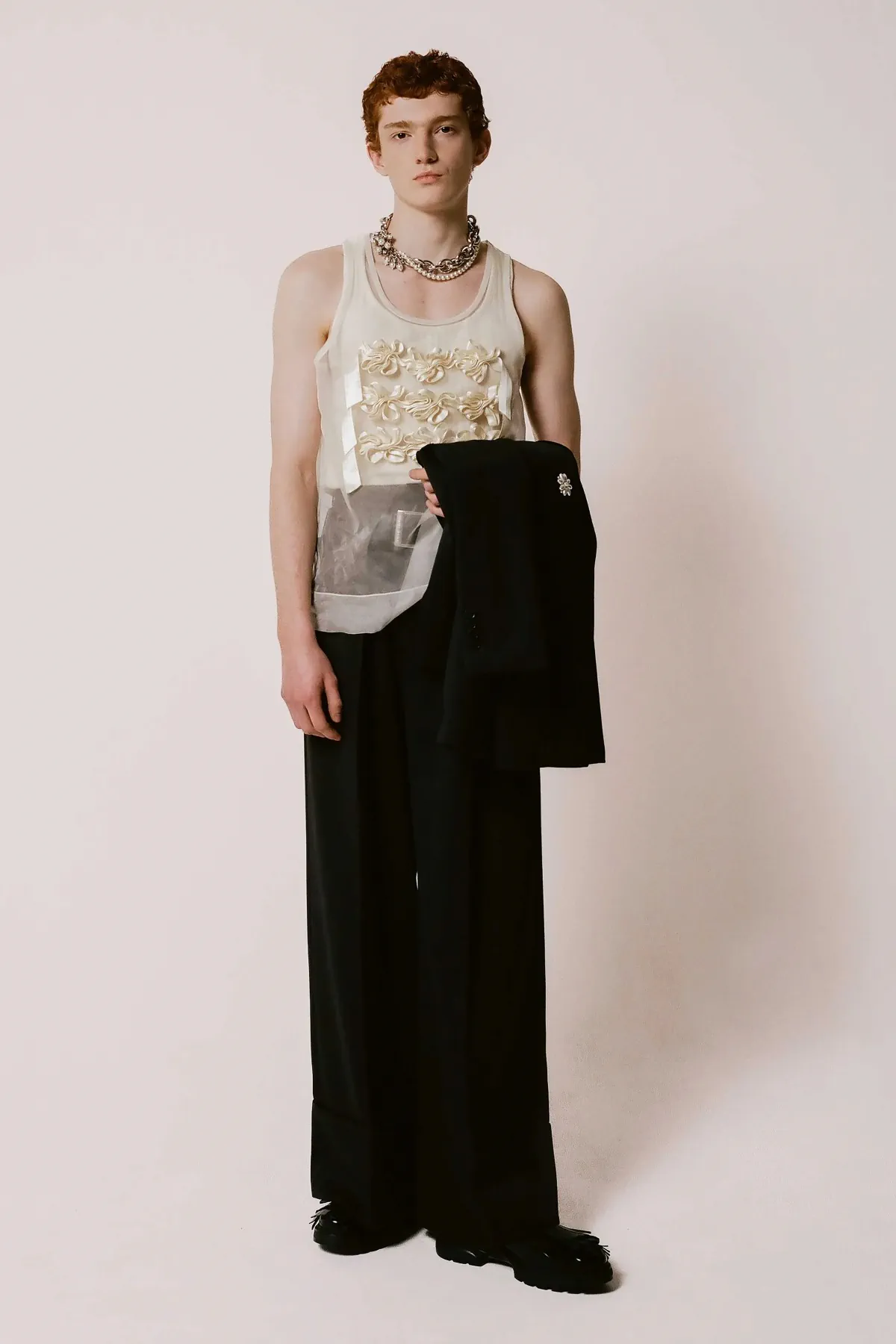 Pour l'automne 2025, Simone Rocha revisite les archétypes vestimentaires