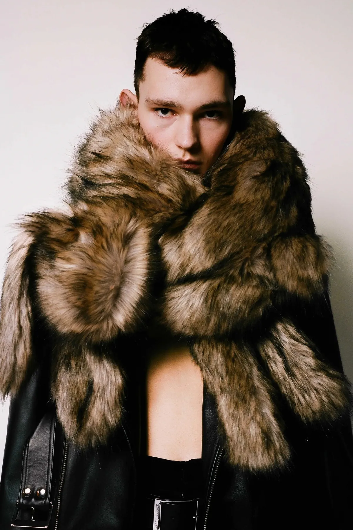 Pour l'automne 2025, Simone Rocha revisite les archétypes vestimentaires