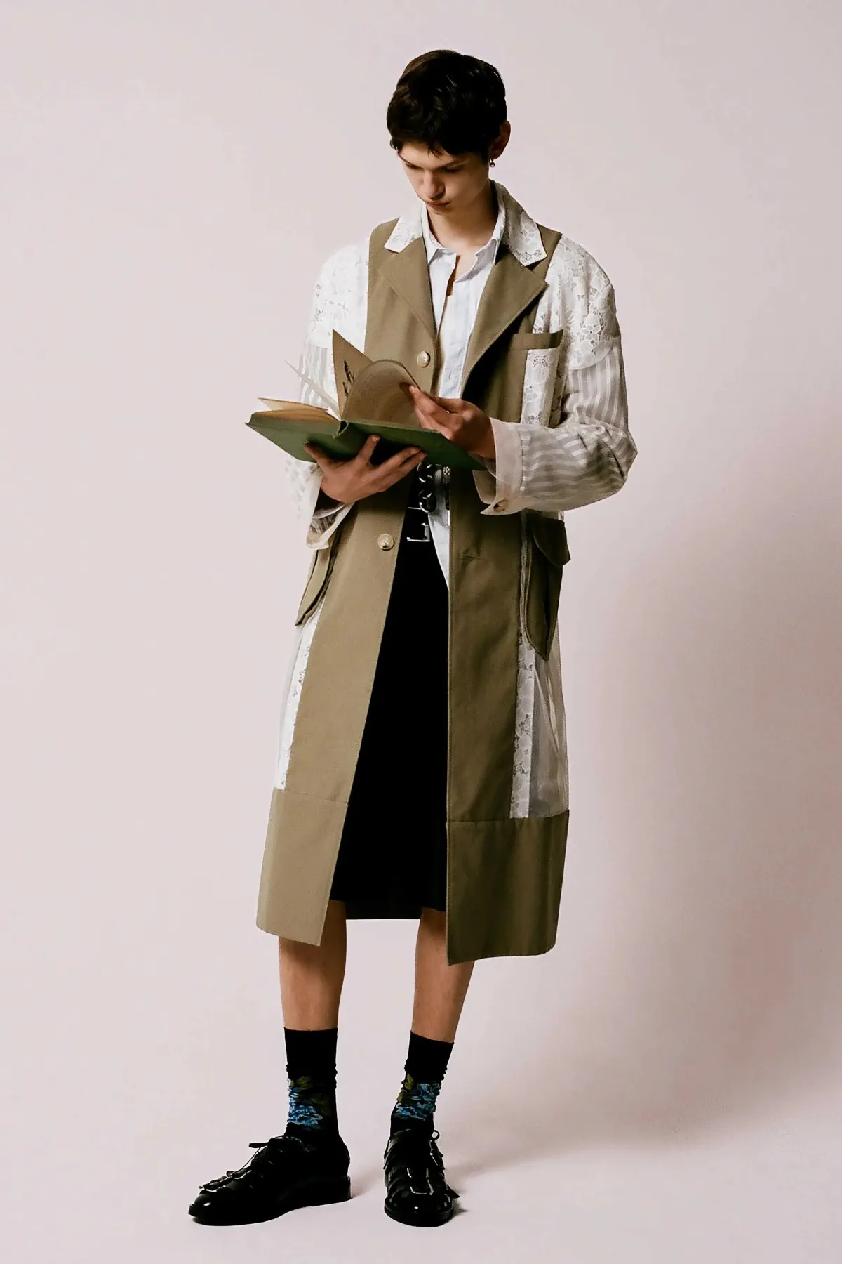 Pour l'automne 2025, Simone Rocha revisite les archétypes vestimentaires